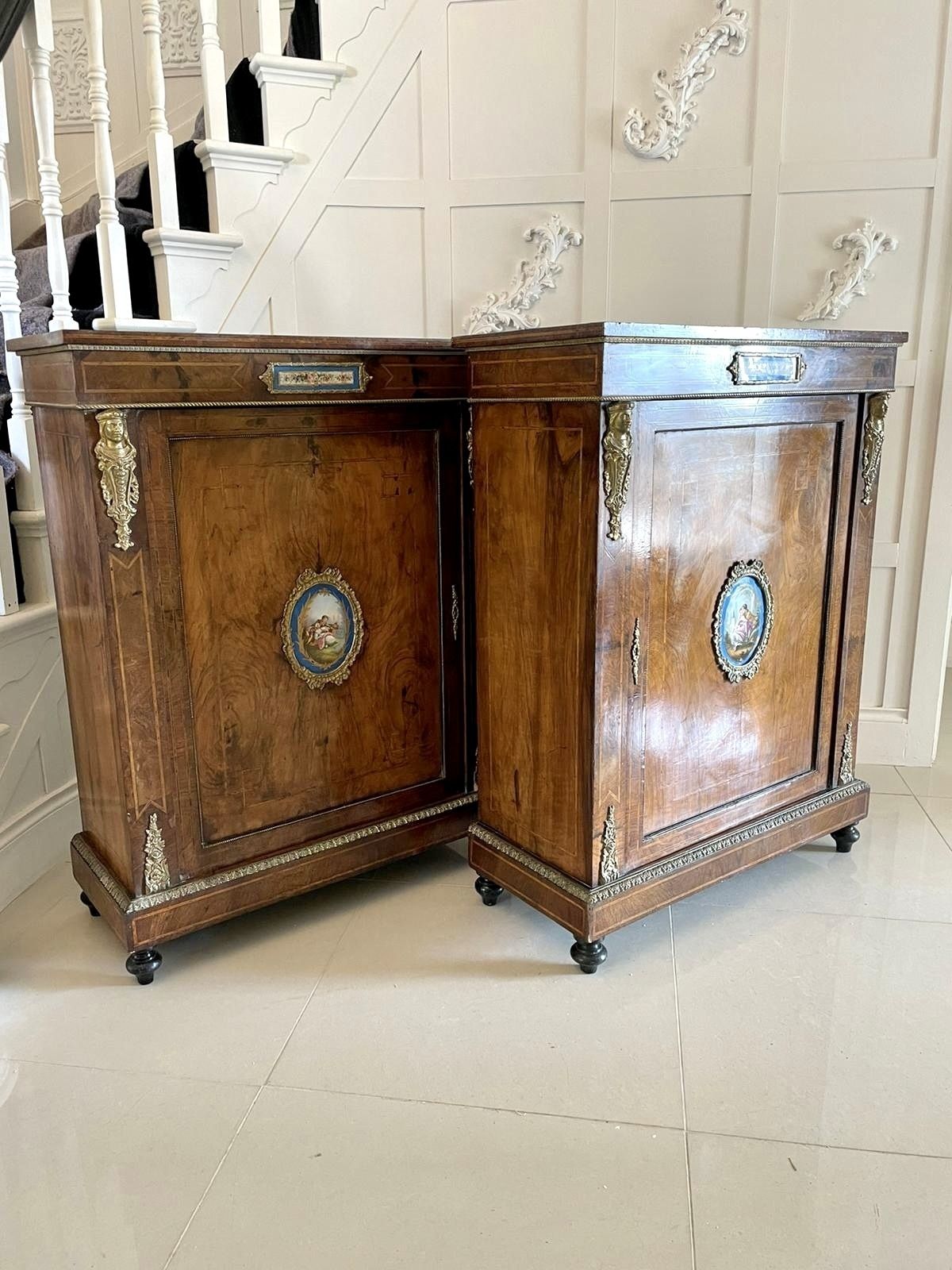 photo vinterior Outstanding Quality Pair Of Antique 19th Century Inlaid Burr Walnut And Porcelain Mounted Pier Cabinets