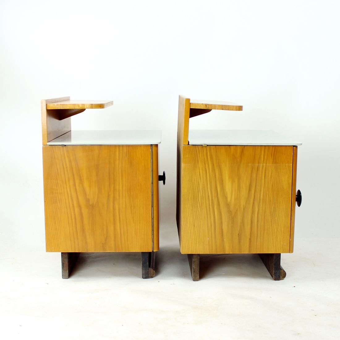 Paar Mid-Century nachtkastjes met grijs opalineglas, Tsjecho-Slowakije, ca. jaren 1950 photo vinterior