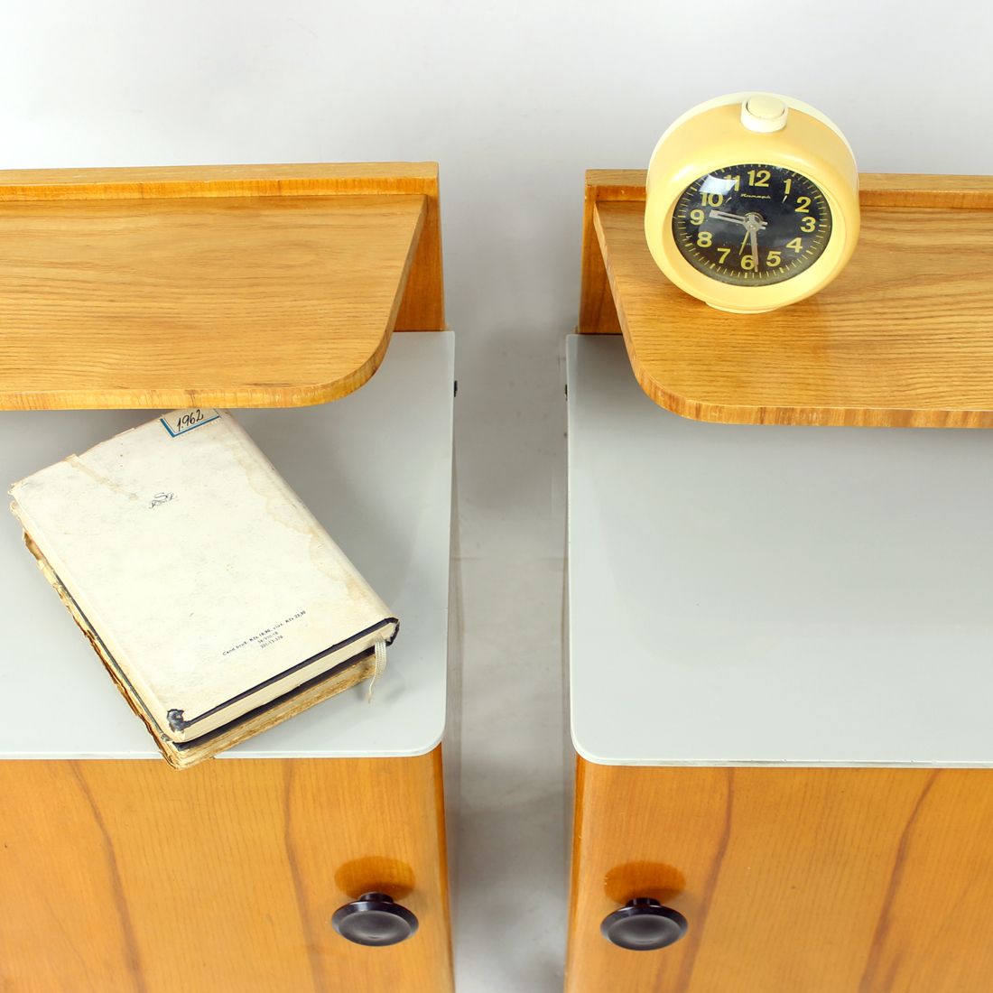 photo furniture Paar Mid-Century nachtkastjes met grijs opalineglas, Tsjecho-Slowakije, ca. jaren 1950