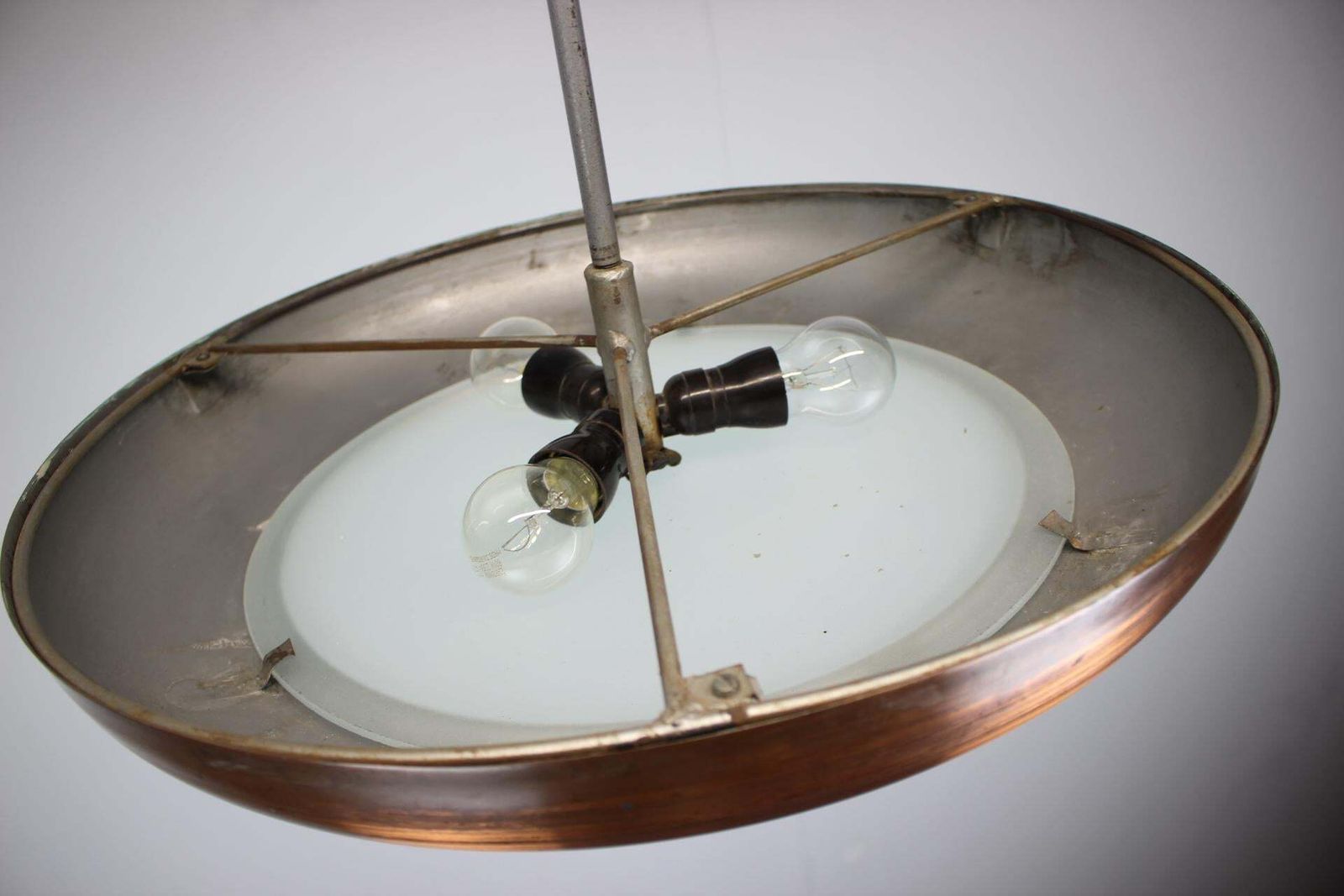 Grande suspension UFO Art déco en cuivre, Tchécoslovaquie, années 1930 photo Luminaires