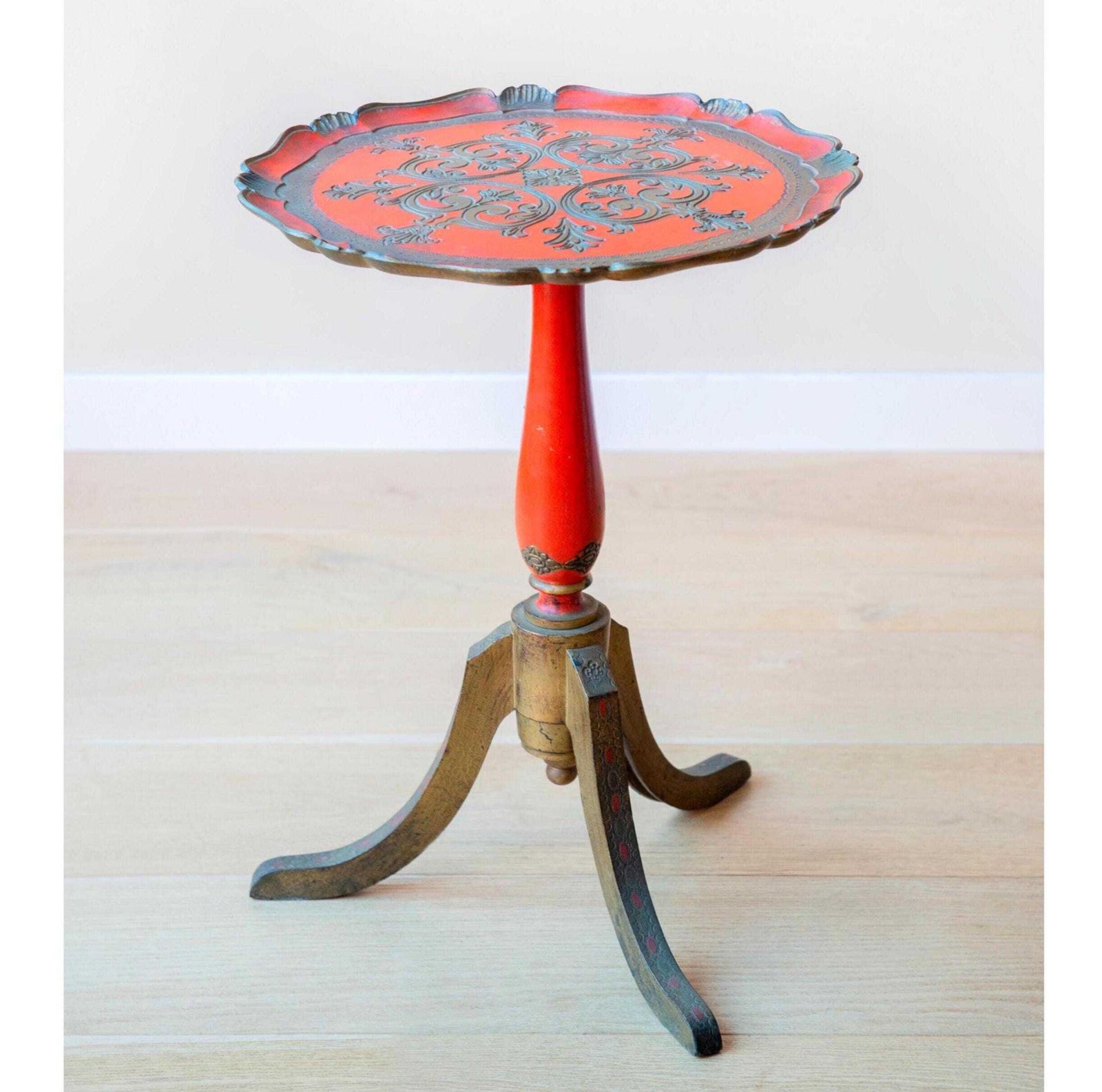 Vintage Italian Florentine Pedestal Side Table – Round Gilt Wood Accent Table With Scalloped Edge