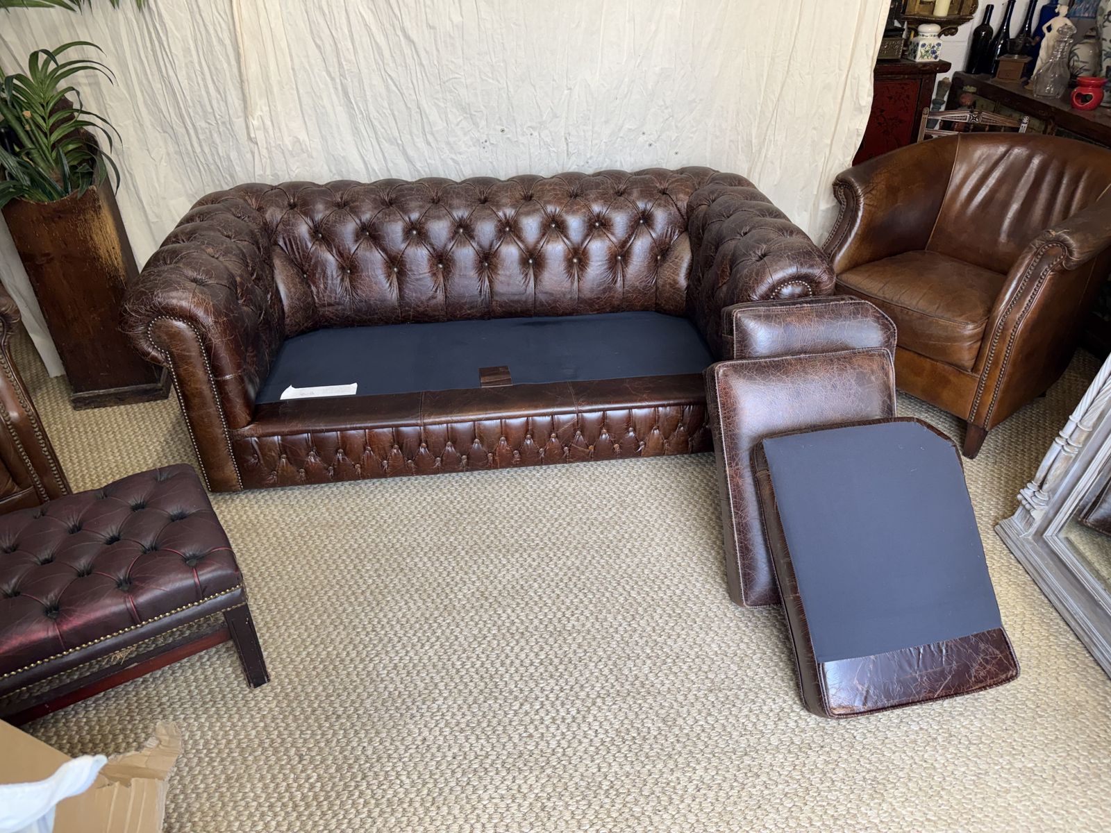 photo vinterior Cracked Faux Leather Upholstered 3 Seater Chesterfield Sofa
