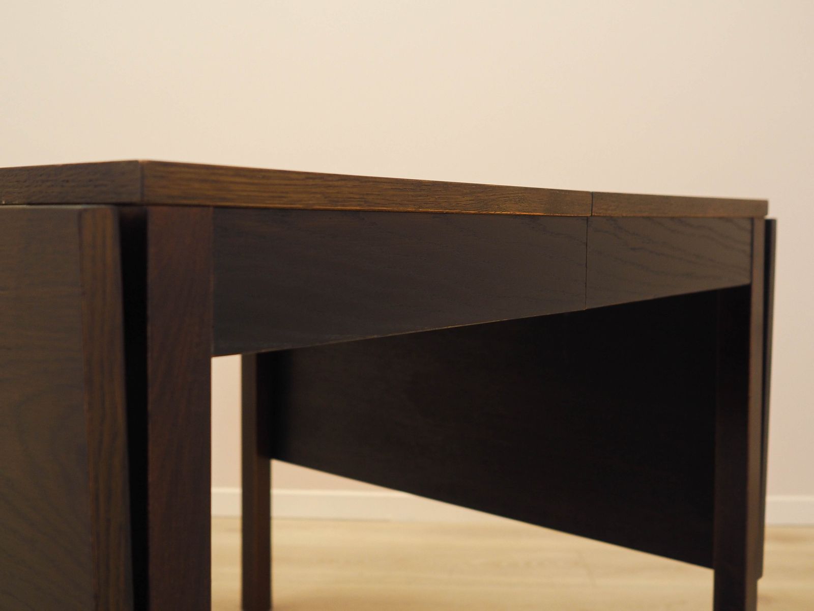 photo furniture Table en chêne, design danois, années 1970, fabriquée au Danemark