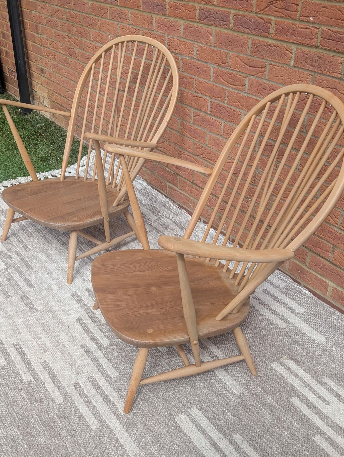 photo vintage Pair Of Ercol 317 Grandfather Armchairs In Blonde Finish With Matching Footstool Including Original Cushions And Covers By Lucian Ercolani.