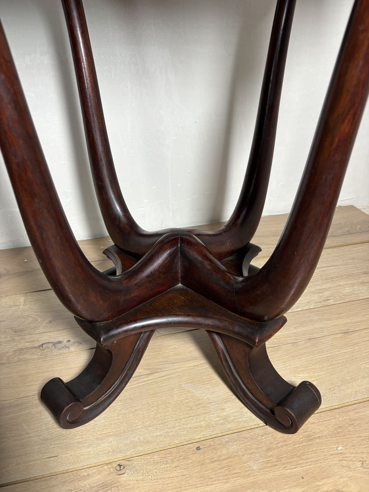 photo furniture Art Nouveau Eiken Bijzettafel op Voetstuk, Begin 20e Eeuw