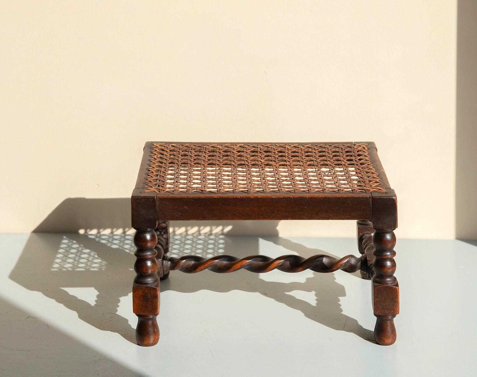 Tabouret d'époque en chêne à torsades et pieds bobines, assise en cannage, petit tabouret rustique anglais photo furniture