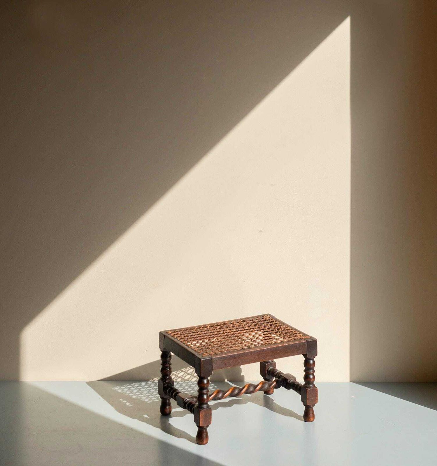 photo for sale Tabouret d'époque en chêne à torsades et pieds bobines, assise en cannage, petit tabouret rustique anglais