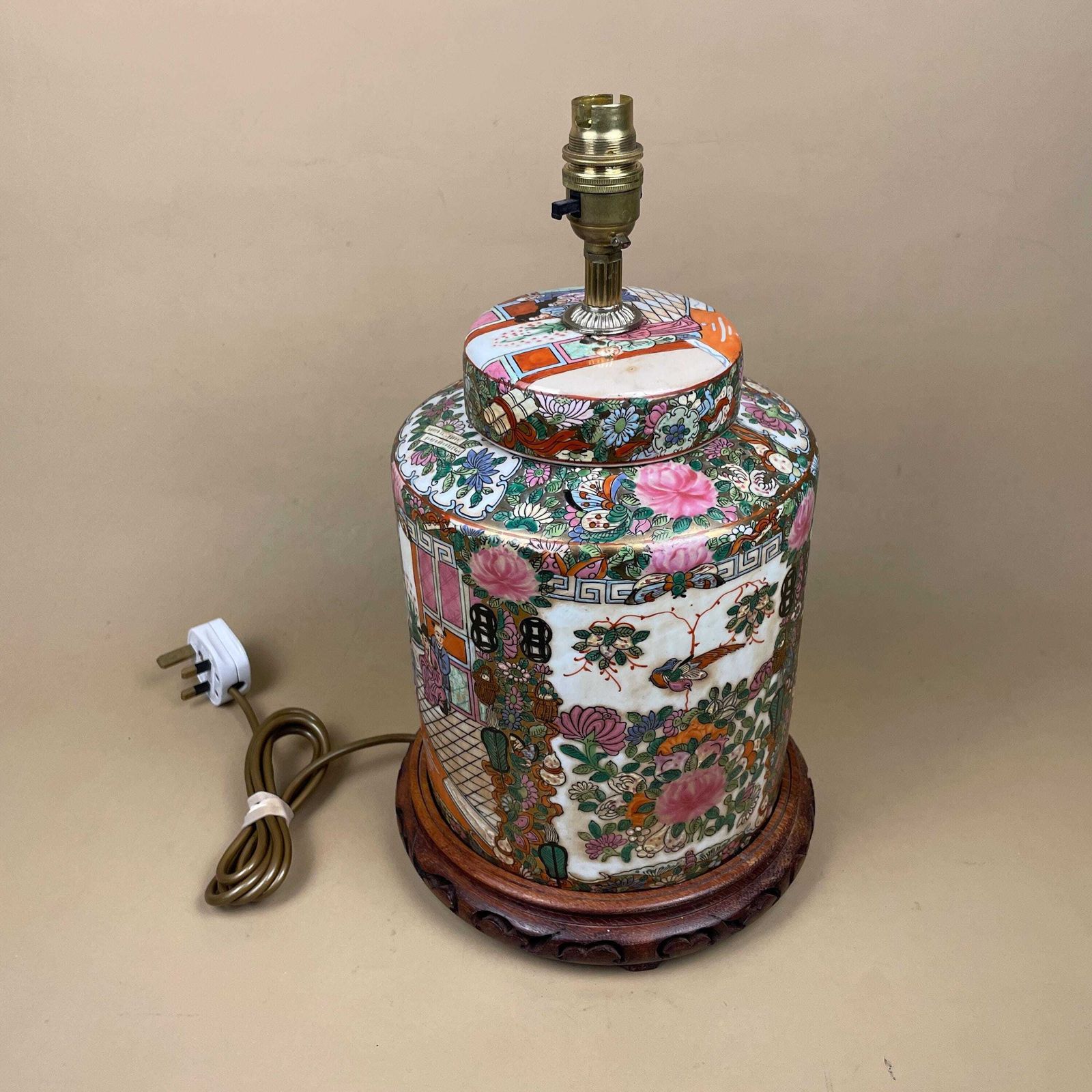 photo vintage Oriental Ceramic Lamp Light Bedside Table Japanese Decor Porcelain Ginger Jar Vase Hand Painted Floral Pattern Wood Carved Base Antique