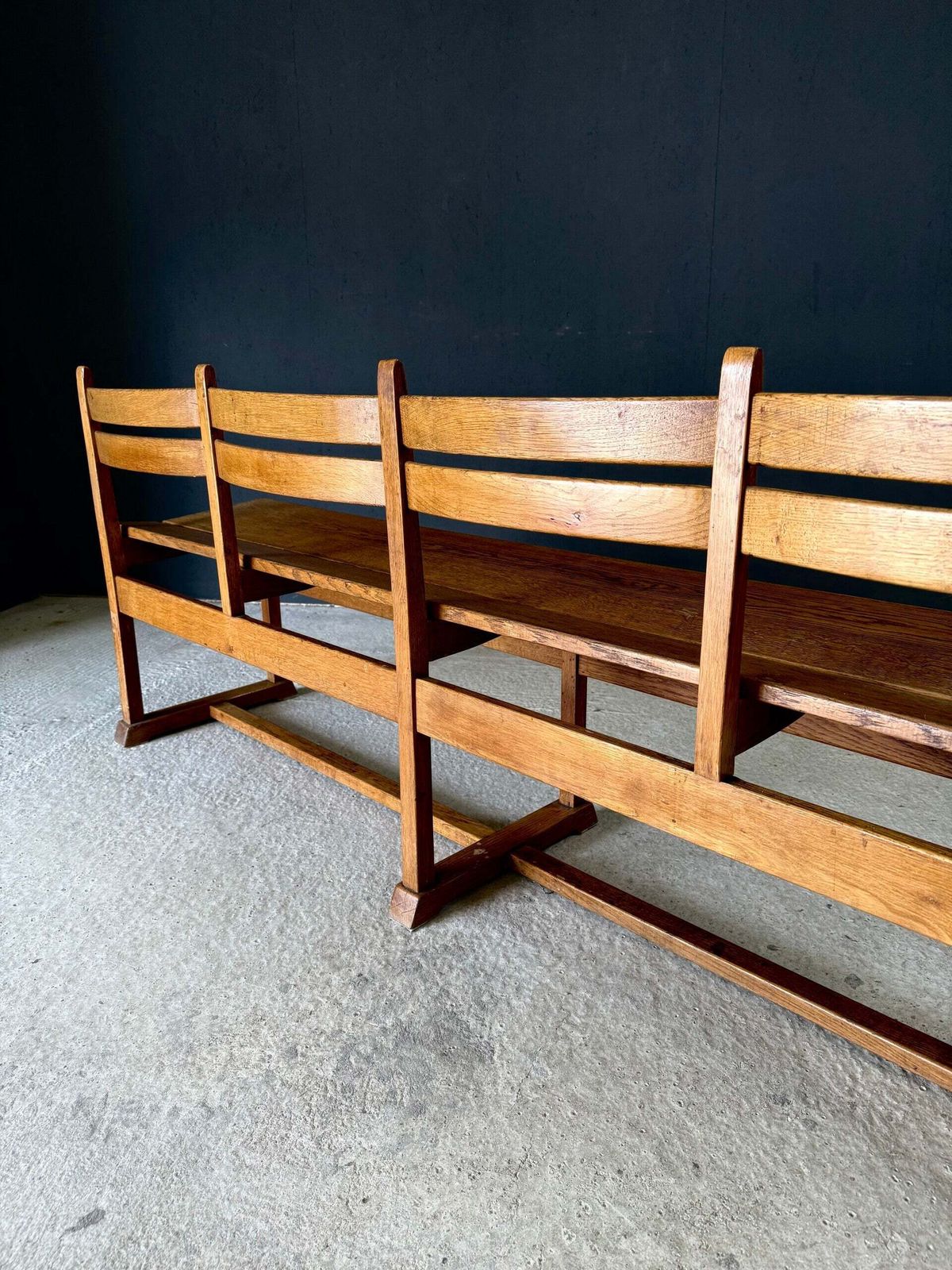 1700.0 Mid-Century Handcrafted Design Eikenhouten Bank met 4 Zitplaatsen, jaren 1950, België photo