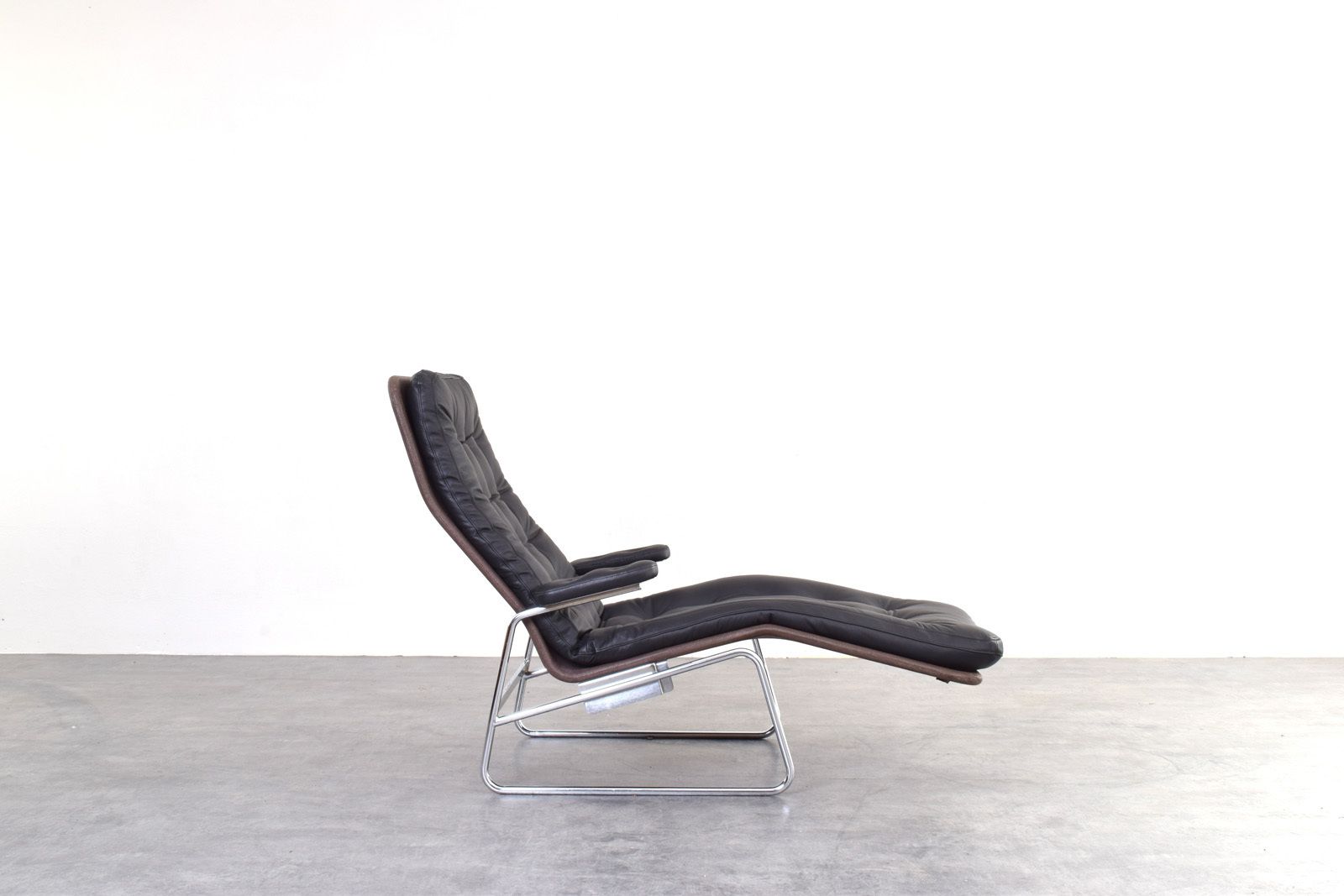 Bauhaus Leather And Chrome Model Fenix Chaise Lounge By Sam Larsson For Dux photo for sale