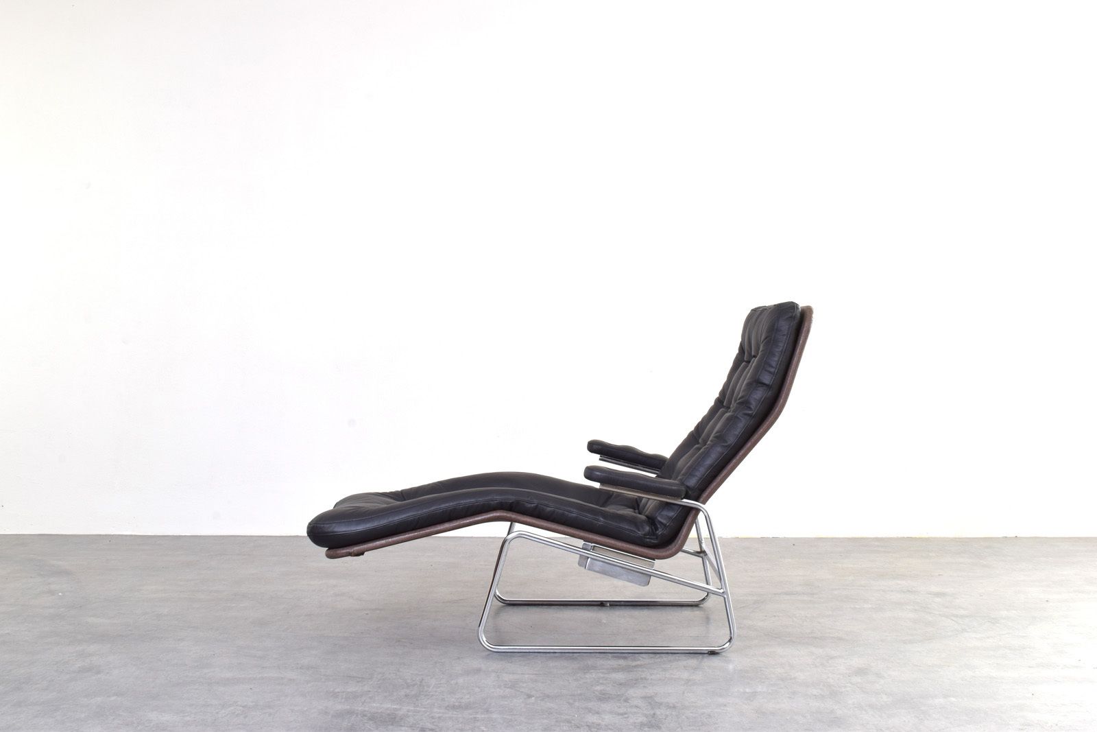 Bauhaus Leather And Chrome Model Fenix Chaise Lounge By Sam Larsson For Dux photo vinterior