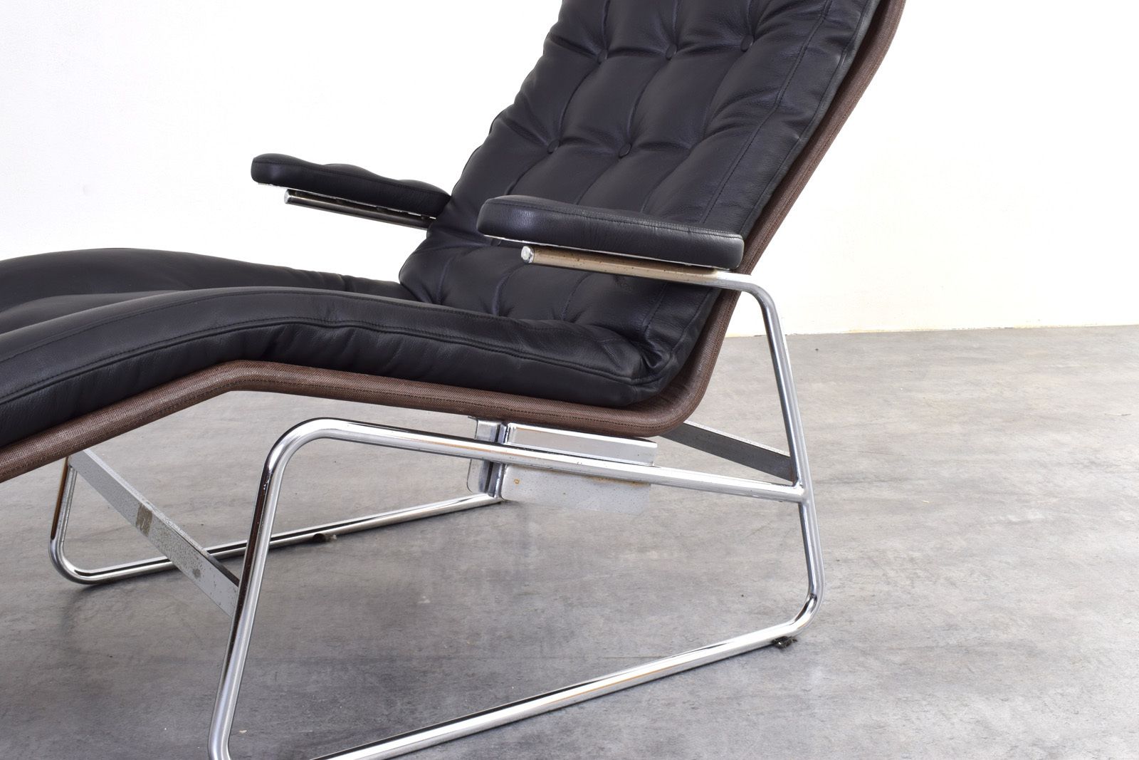 photo furniture Bauhaus Leather And Chrome Model Fenix Chaise Lounge By Sam Larsson For Dux
