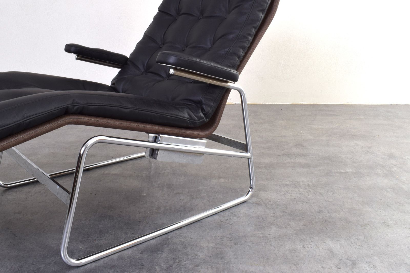 photo furniture Bauhaus Leather And Chrome Model Fenix Chaise Longue By Sam Larsson For Dux