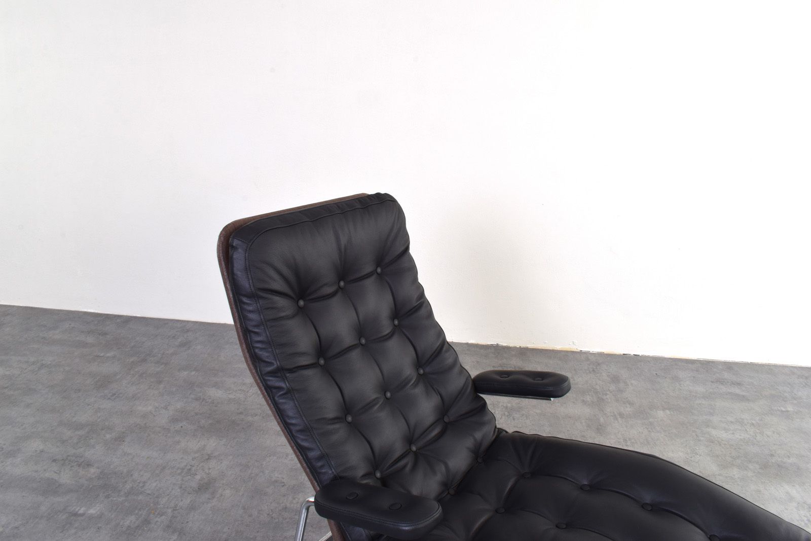 Furniture Bauhaus Leather And Chrome Model Fenix Chaise Longue By Sam Larsson For Dux photo