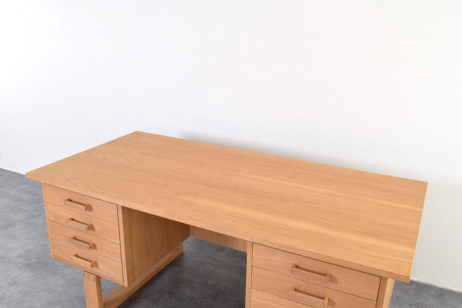 photo vintage Mid Century Oak Freestanding Desk By Torben Valeur & Henning Jensen For Dyrlund, 1960s.