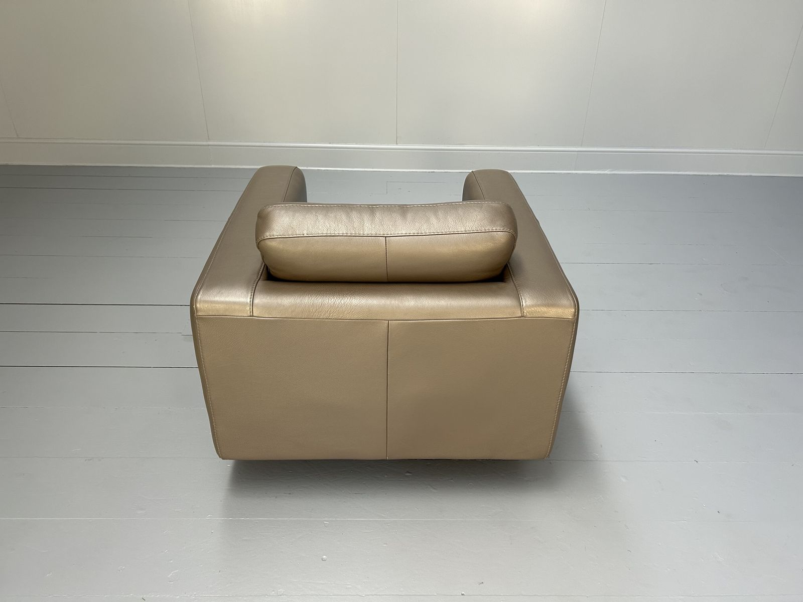 photo furniture Natuzzi Swivel Armchairs In Bronze Leather