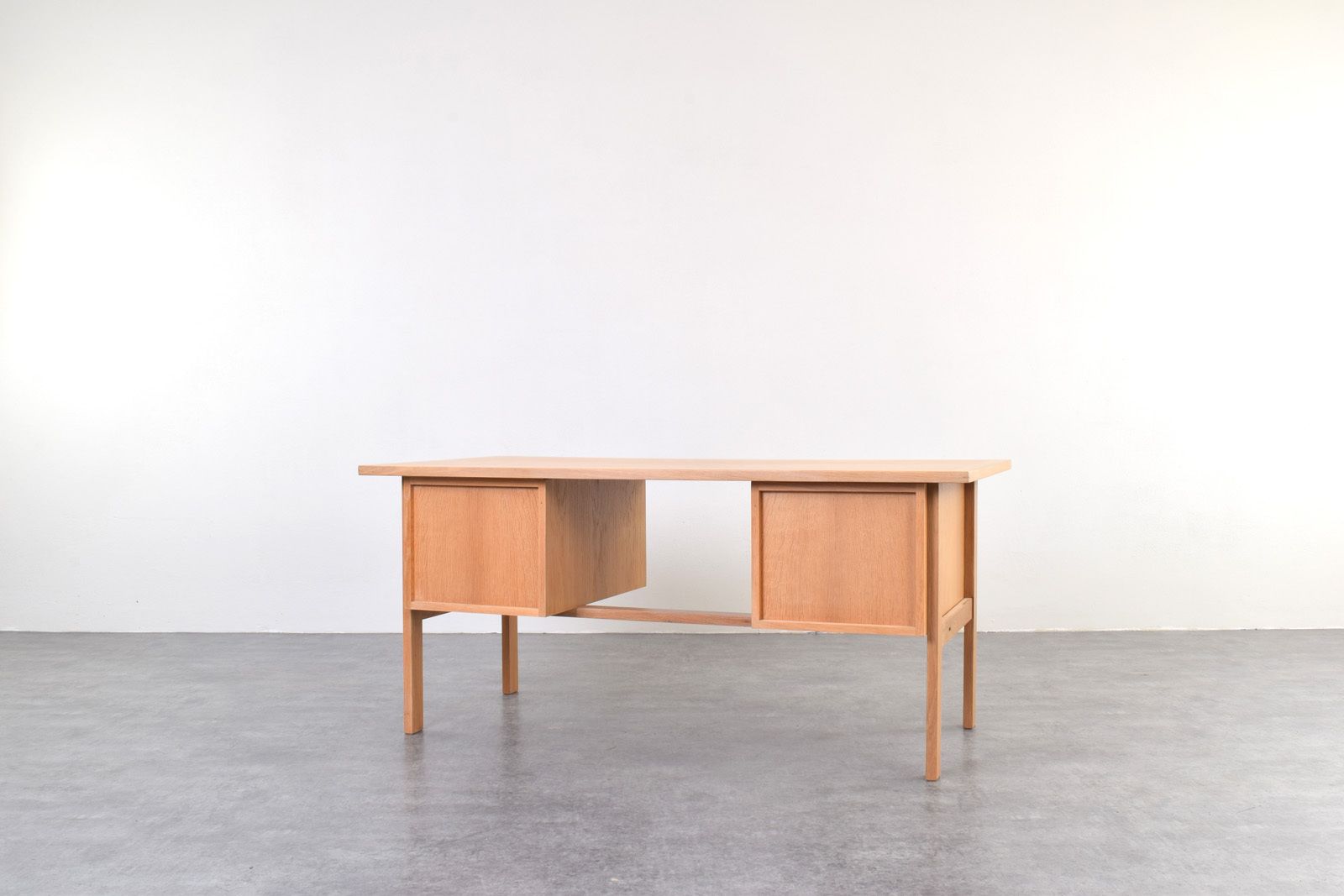 Mid Century Oak Desk By Svend åge Madsen For Sigurd Hansen photo vintage