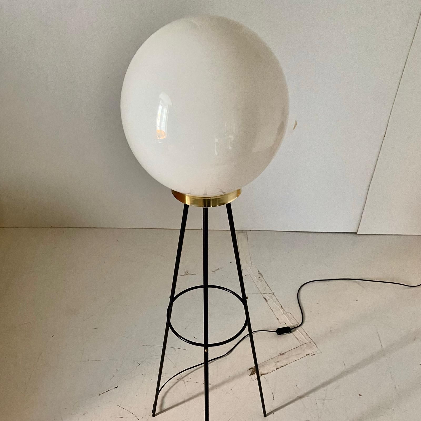 Lampadaire vintage Stilnovo, verre opaline et fer, Italie, années 1950 photo 990.0