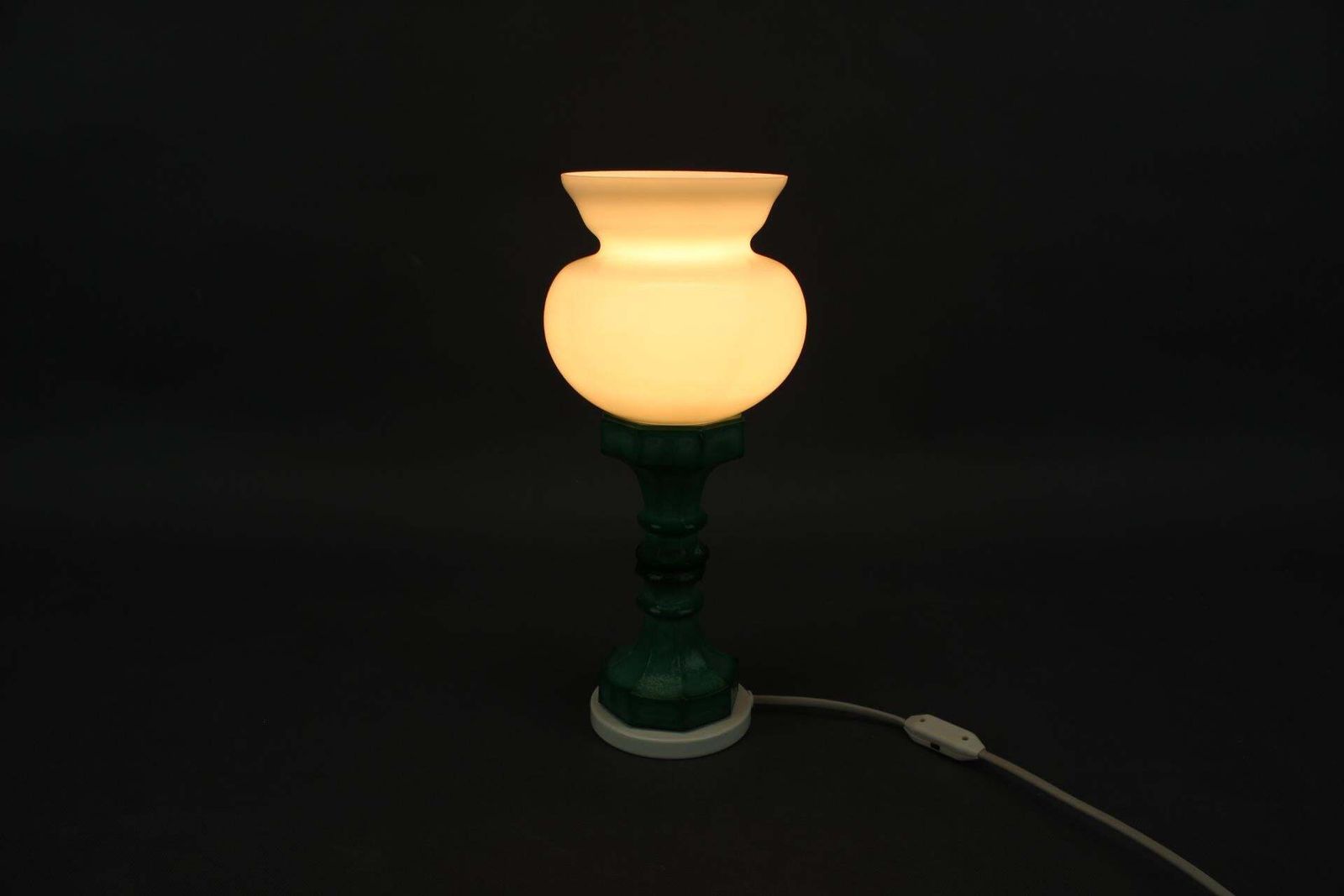 Lampe de table tchécoslovaque vintage en verre pressé style malachite et verre opaline, années 1970 photo vintage
