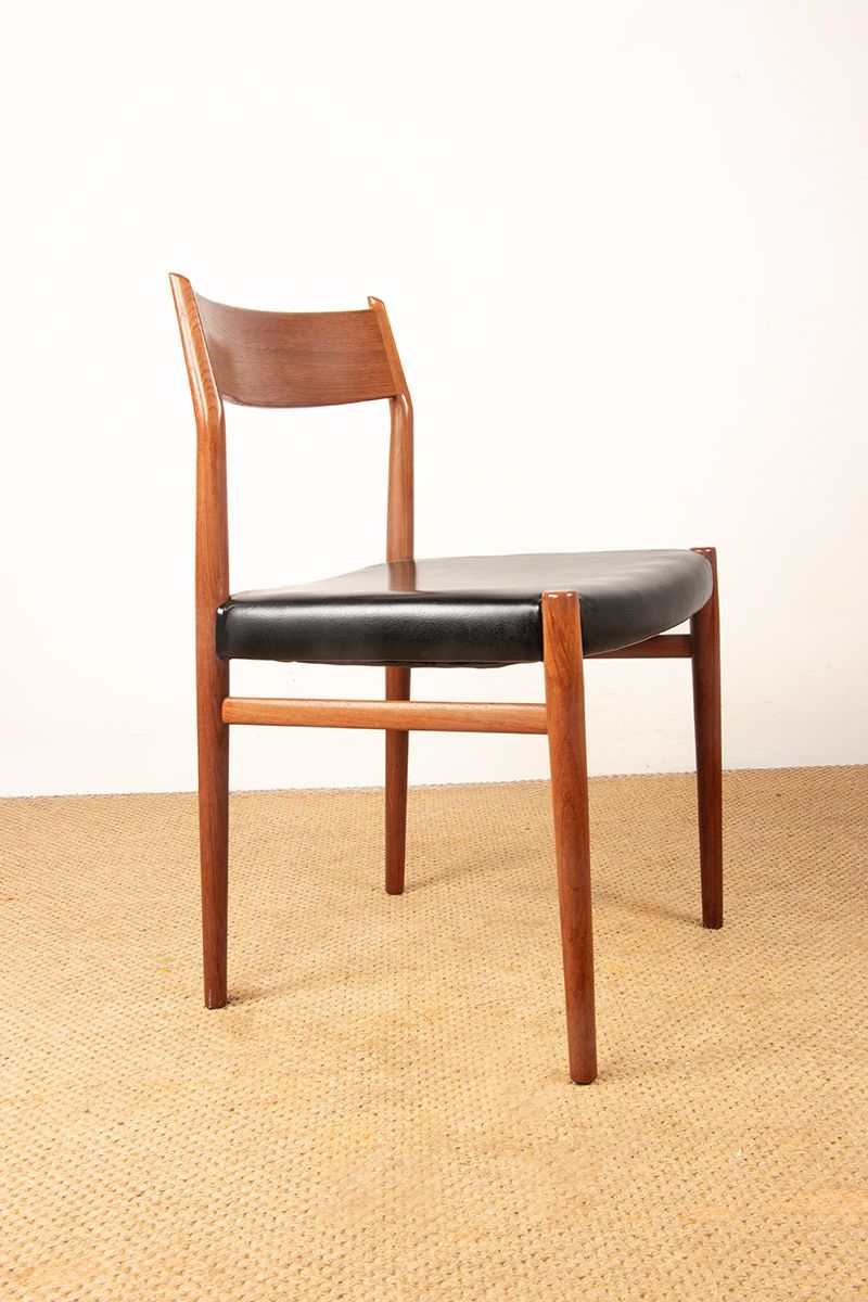 photo for sale Ensemble de 6 chaises danoises en teck et skaï, neuves, modèle 418, par Arne Vodder pour Sibast, 1960.