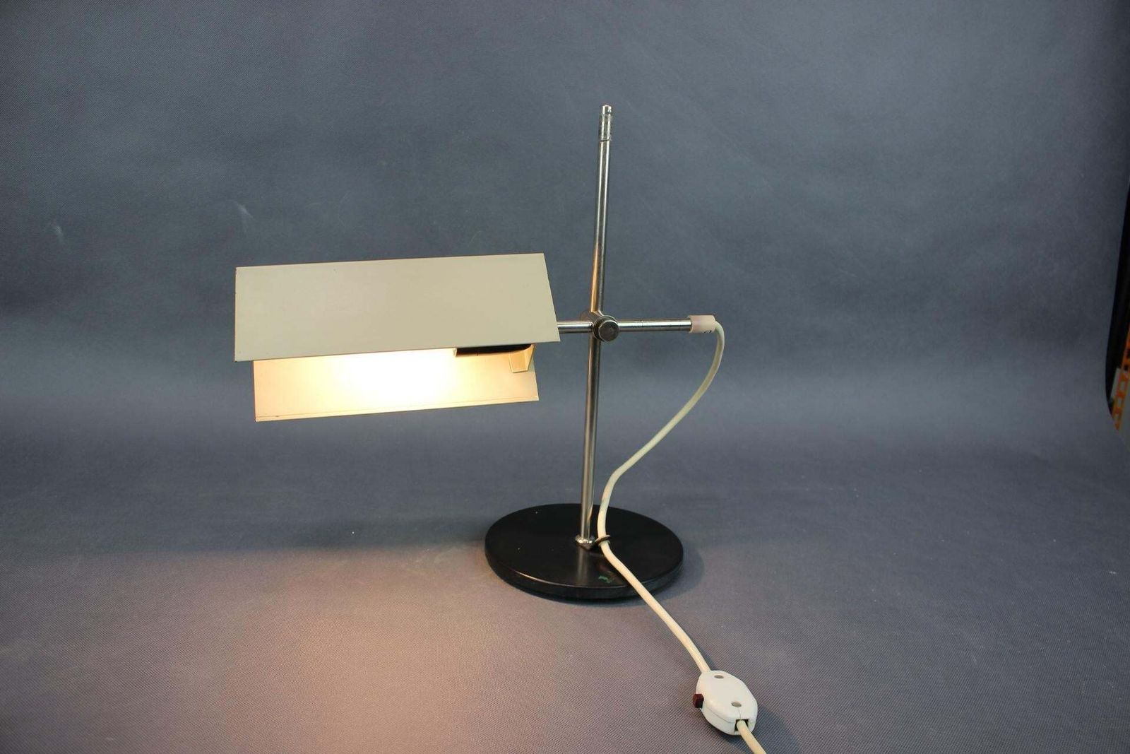 photo for sale Minimalistische Duitse chromen tafellamp, Bauhaus-stijl, jaren 1970