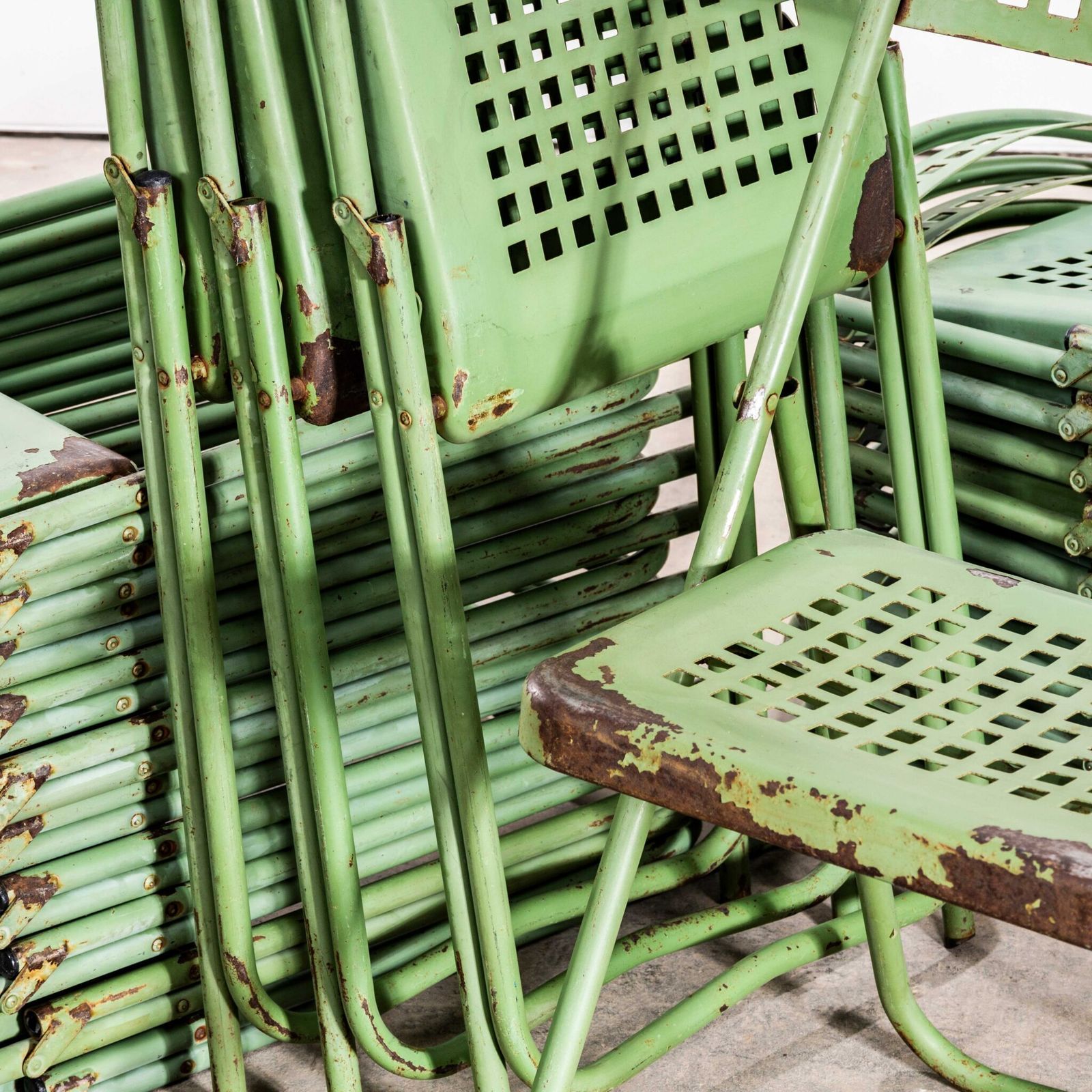 photo furniture 1970’s French Brutalist Green Folding Metal Garden Chairs