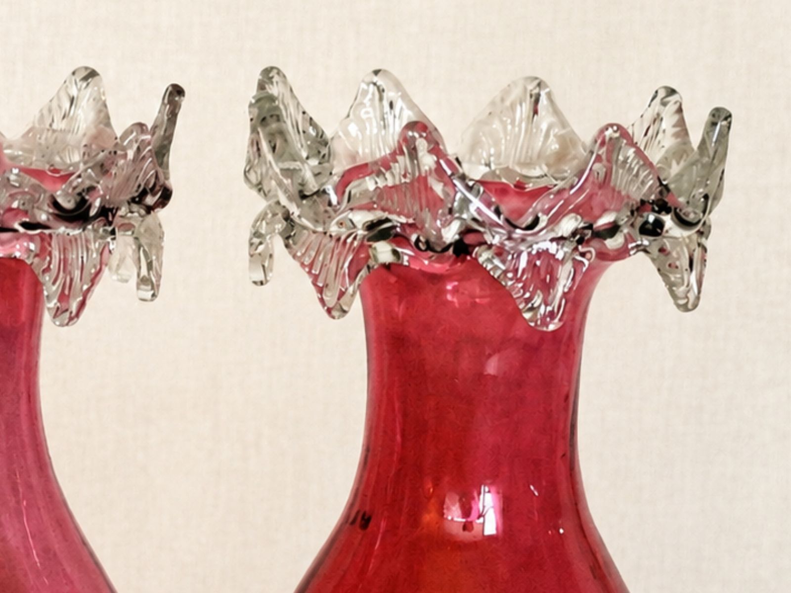 Bijna Paar Victoriaanse Cranberry Glazen Vazen met Gekrulde Rand photo vinterior