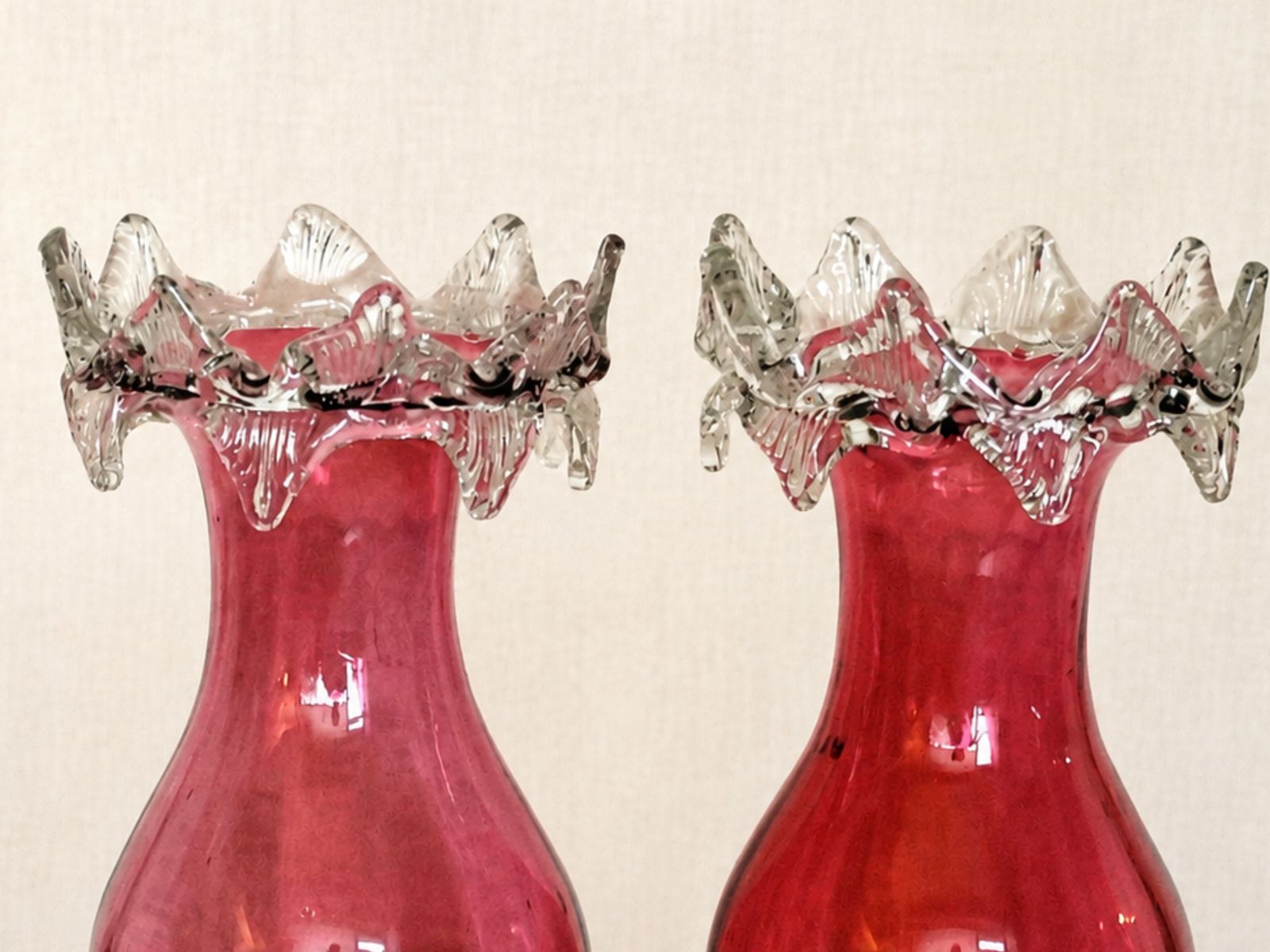 Bijna Paar Victoriaanse Cranberry Glazen Vazen met Gekrulde Rand photo vintage