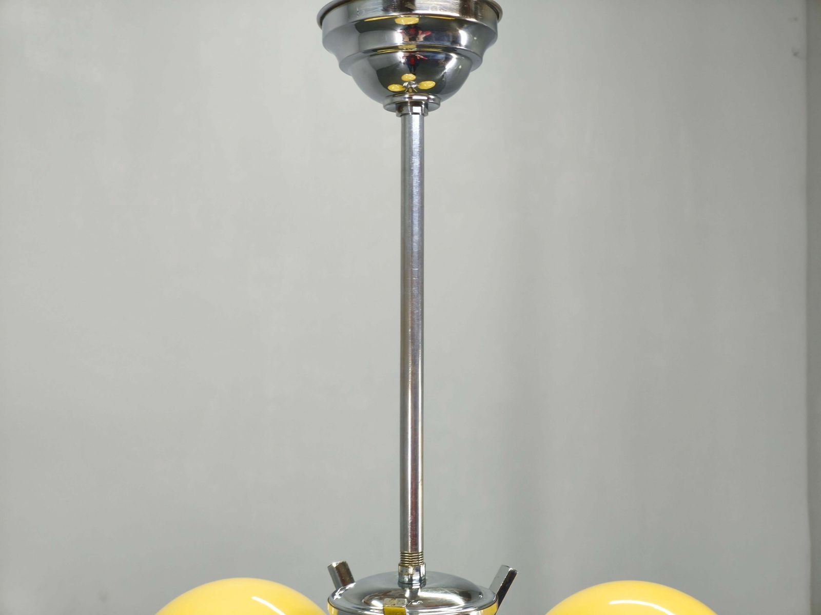Lustre Art déco en chrome et verre opaline, Tchécoslovaquie photo vintage
