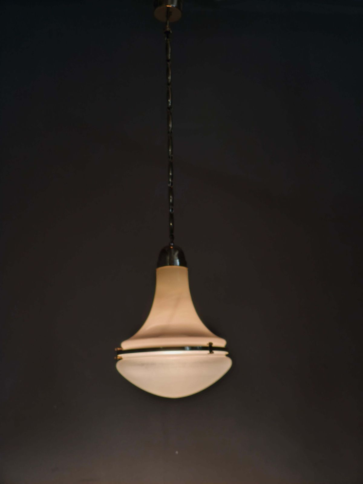 photo furniture Peter Behrens art deco hanglamp voor Siemens, Duitsland jaren 1930