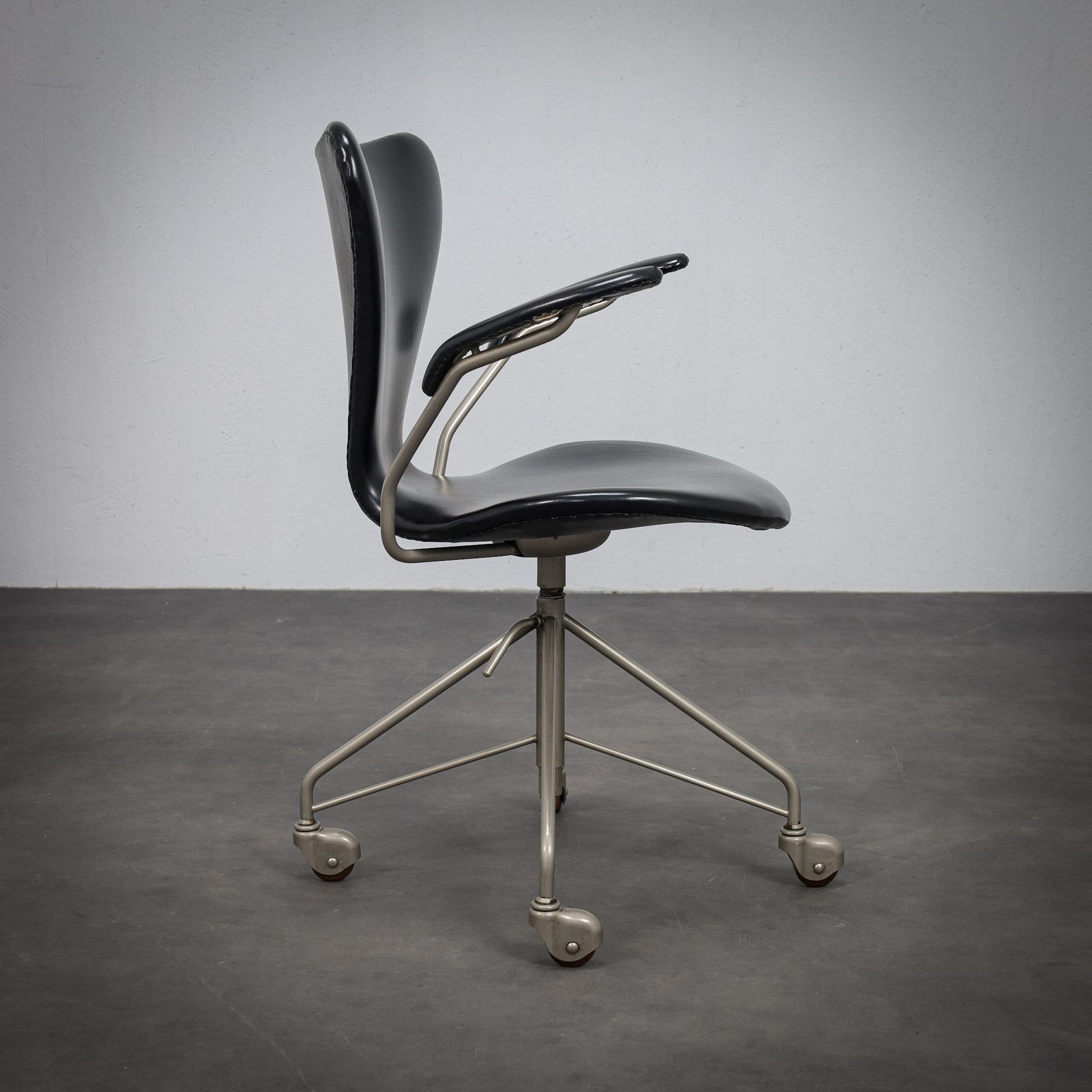 Arne Jacobsen Model 3217 Office Chair For Fritz Hansen, First Edition, 1950s photo for sale