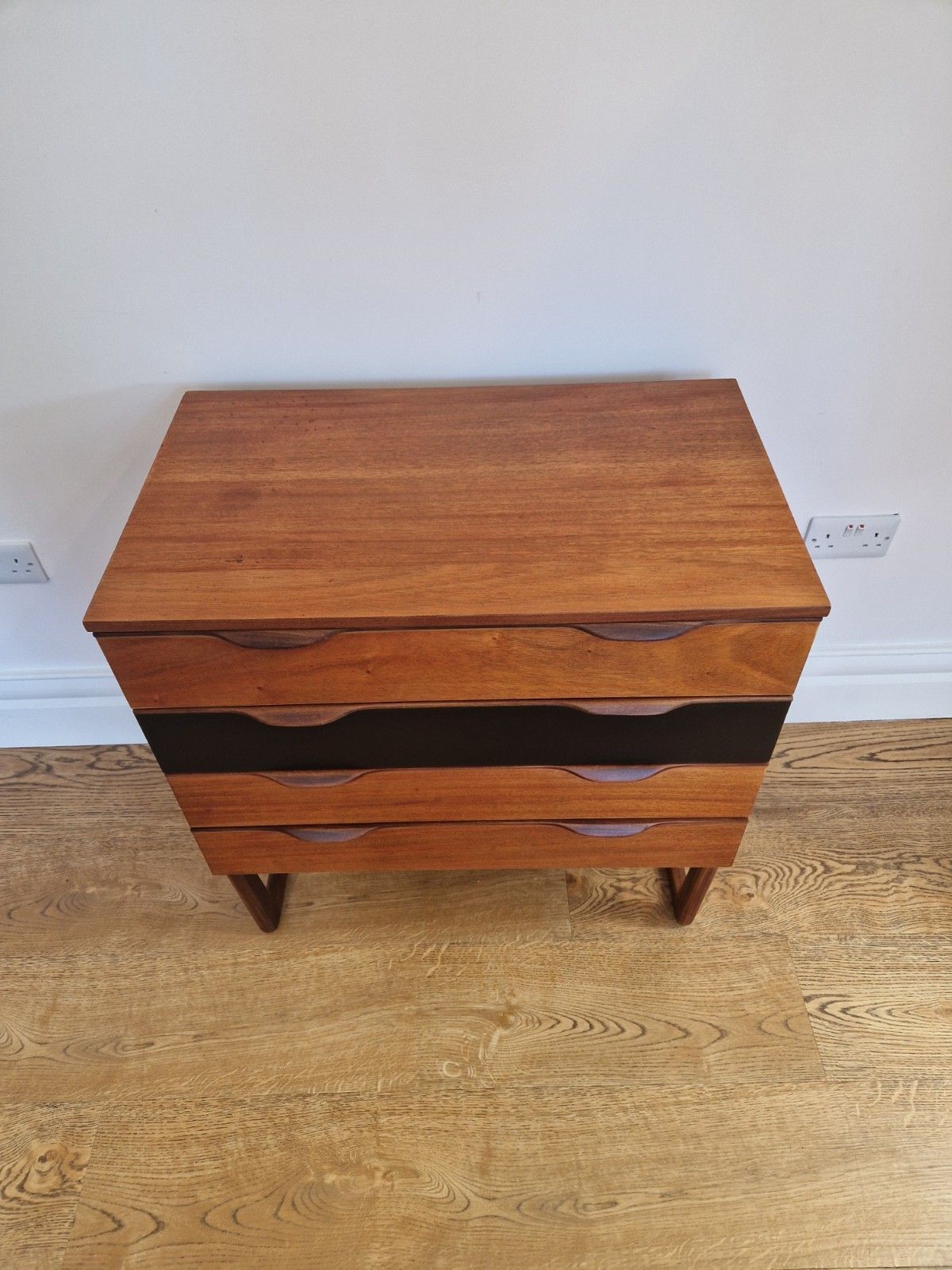 Mid Century Modern Teak Chest Of Drawers Refurbished 4 Drawers, Vintage photo 295.0