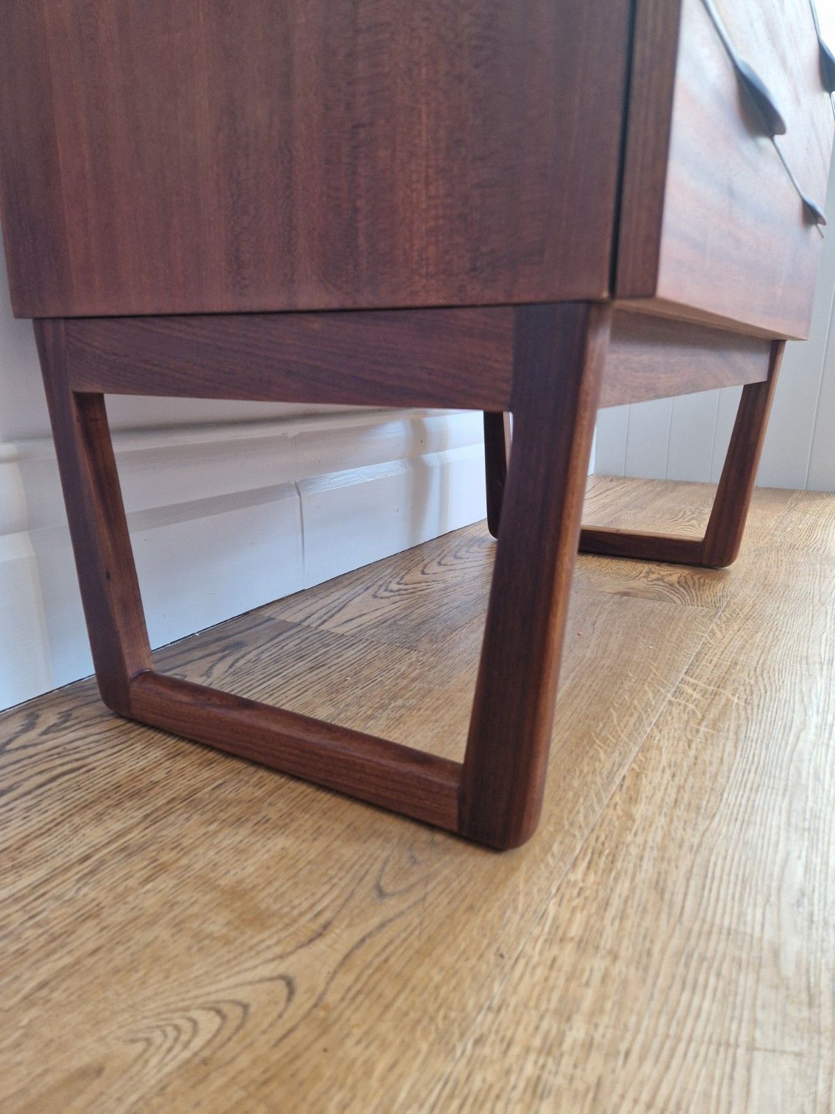 Mid Century Modern Teak Chest Of Drawers Refurbished 4 Drawers, Vintage photo vinterior
