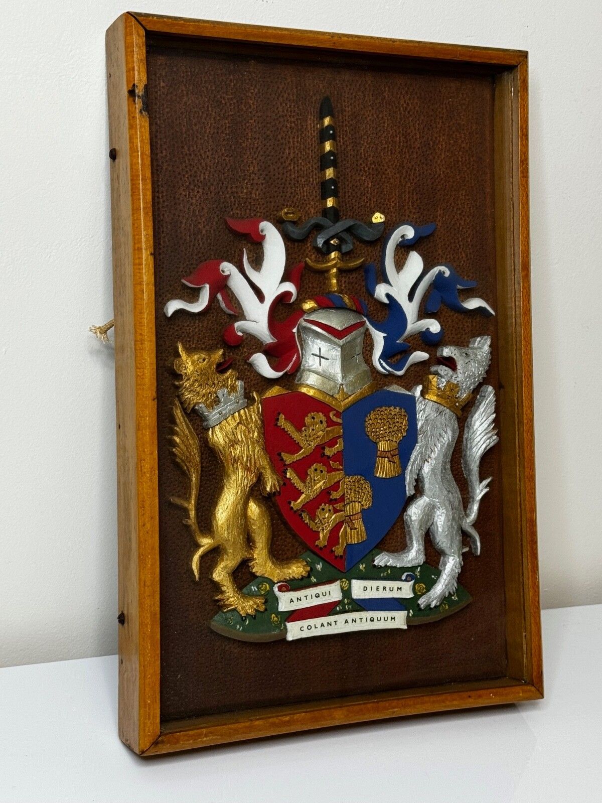 Heraldisch Wapenschild van Chester, Gipsen Wandsculptuur in Vitrinekast photo Kunst