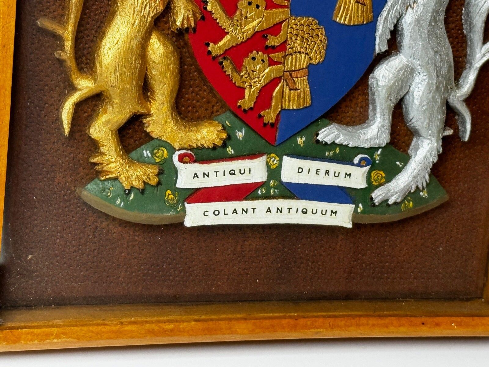 Heraldisch Wapenschild van Chester, Gipsen Wandsculptuur in Vitrinekast photo vinterior