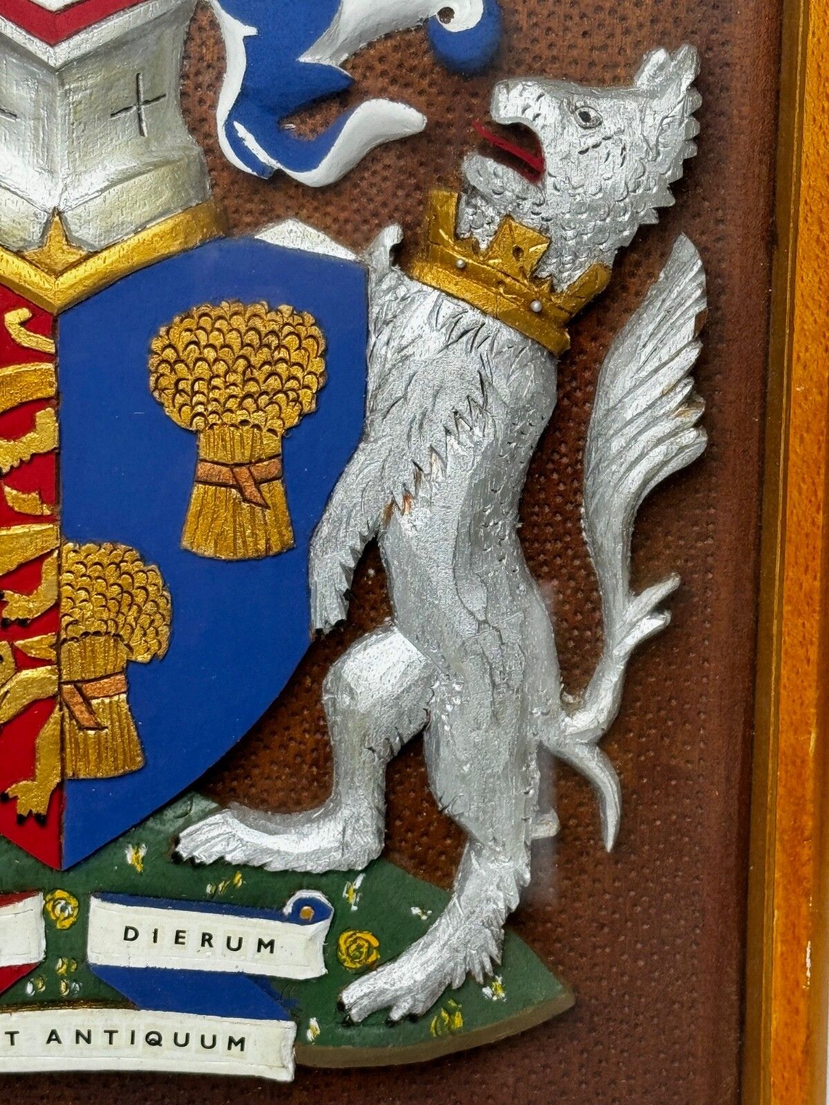 photo vinterior Heraldisch Wapenschild van Chester, Gipsen Wandsculptuur in Vitrinekast