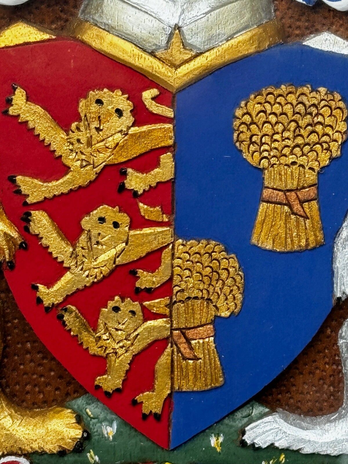 photo vintage Heraldic Armorial Shire Coat Arms Of Chester Plaster Wall Sculpture In Case