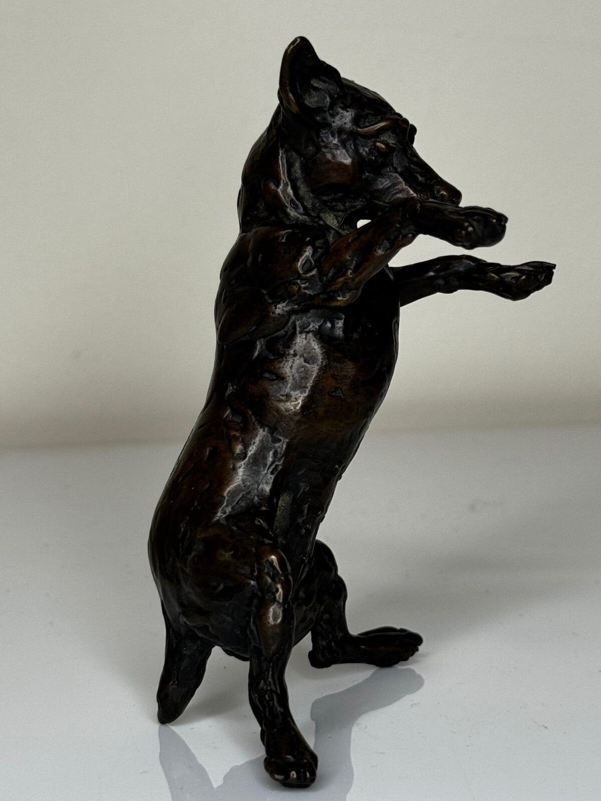 photo furniture Staande hond Jack Russell, gepatineerde bronzen sculptuur van Lucy Kinsella