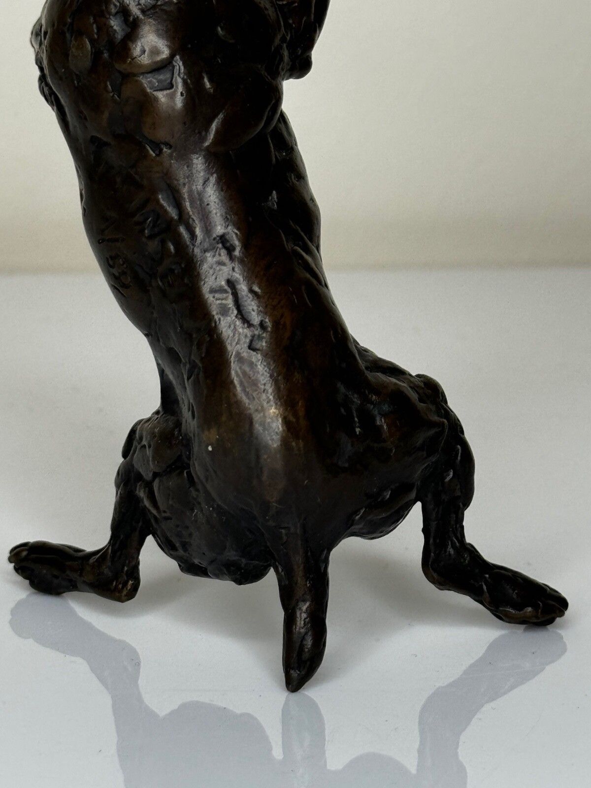 photo vintage Staande hond Jack Russell, gepatineerde bronzen sculptuur van Lucy Kinsella