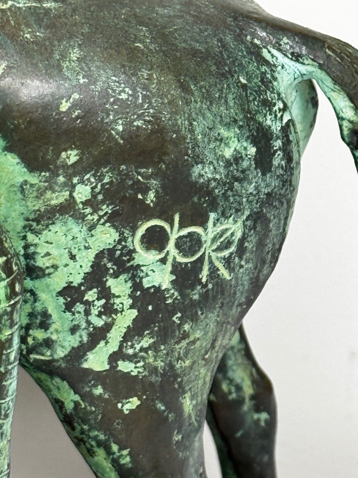 Kunst Bronzen sculptuur van renpaard met jockey en stalknechten, toegeschreven aan Carybé photo