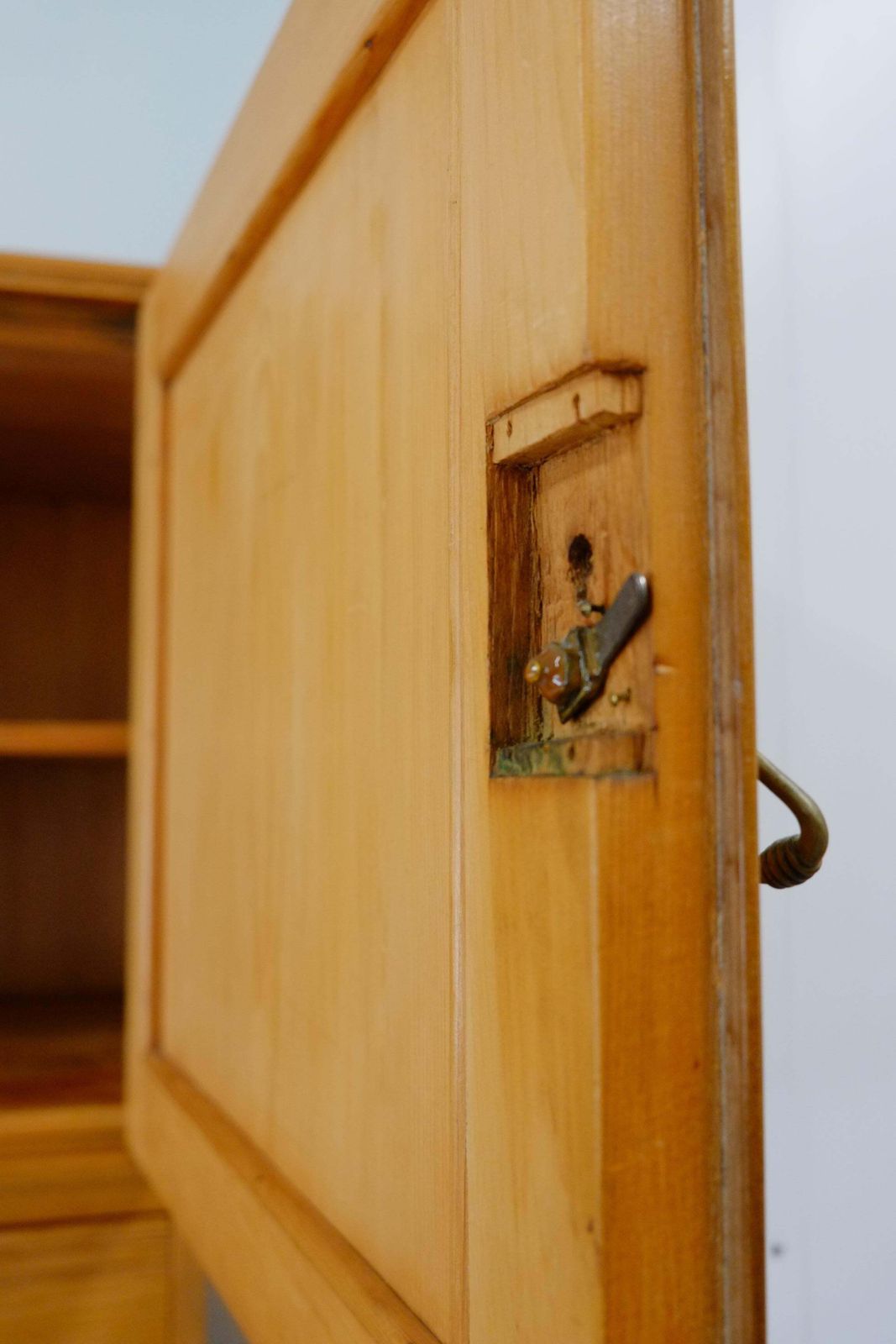 4585.0 19th Century English Antique Pine Linen Press / Housekeeper's Cupboard. photo