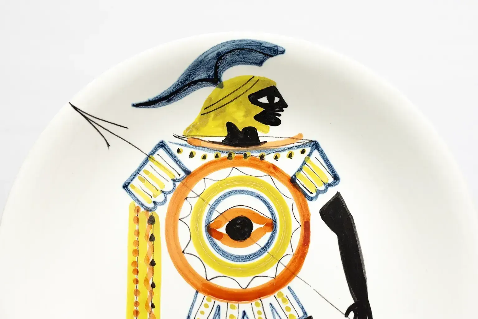 Geglazuurd aardewerken bord, hopliet met oogschild — Roger Capron, Vallauris, ca. 1955–1960 photo Woonaccessoires