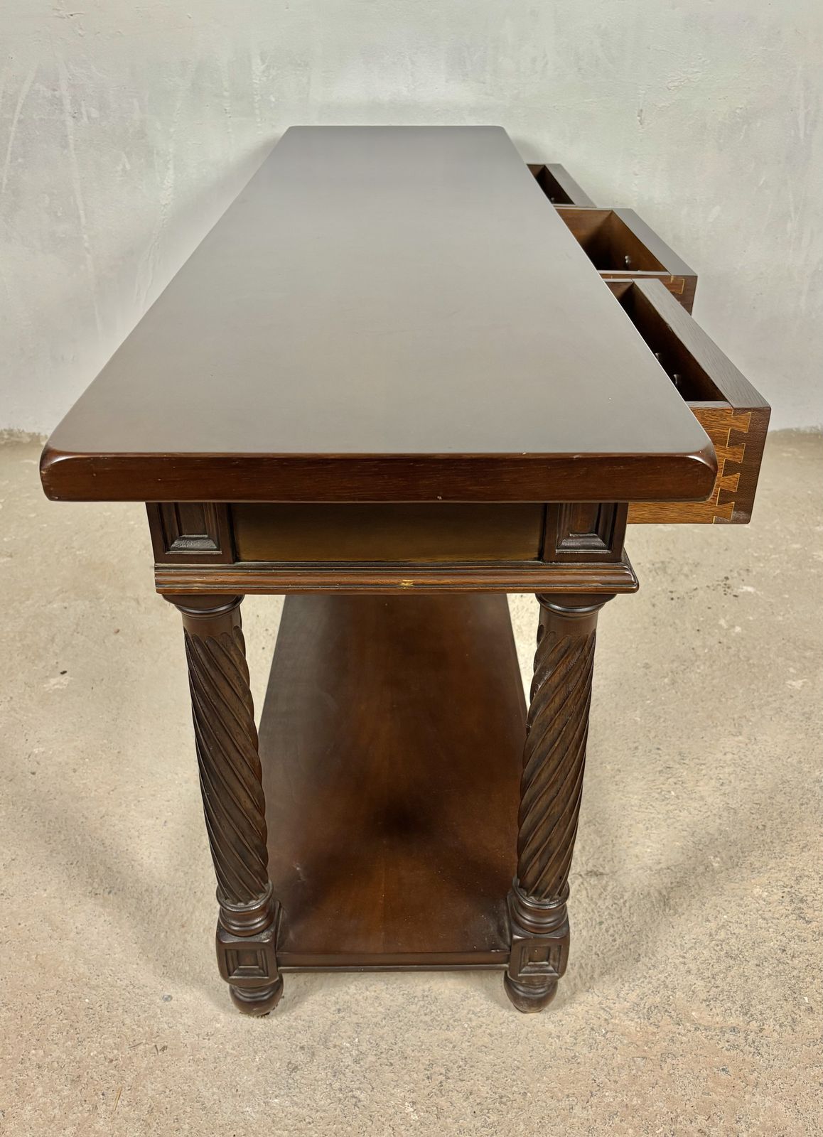 photo furniture Grote Spaanse rustieke consoletafel in walnoot met drie lades en onderste schap, jaren 1930