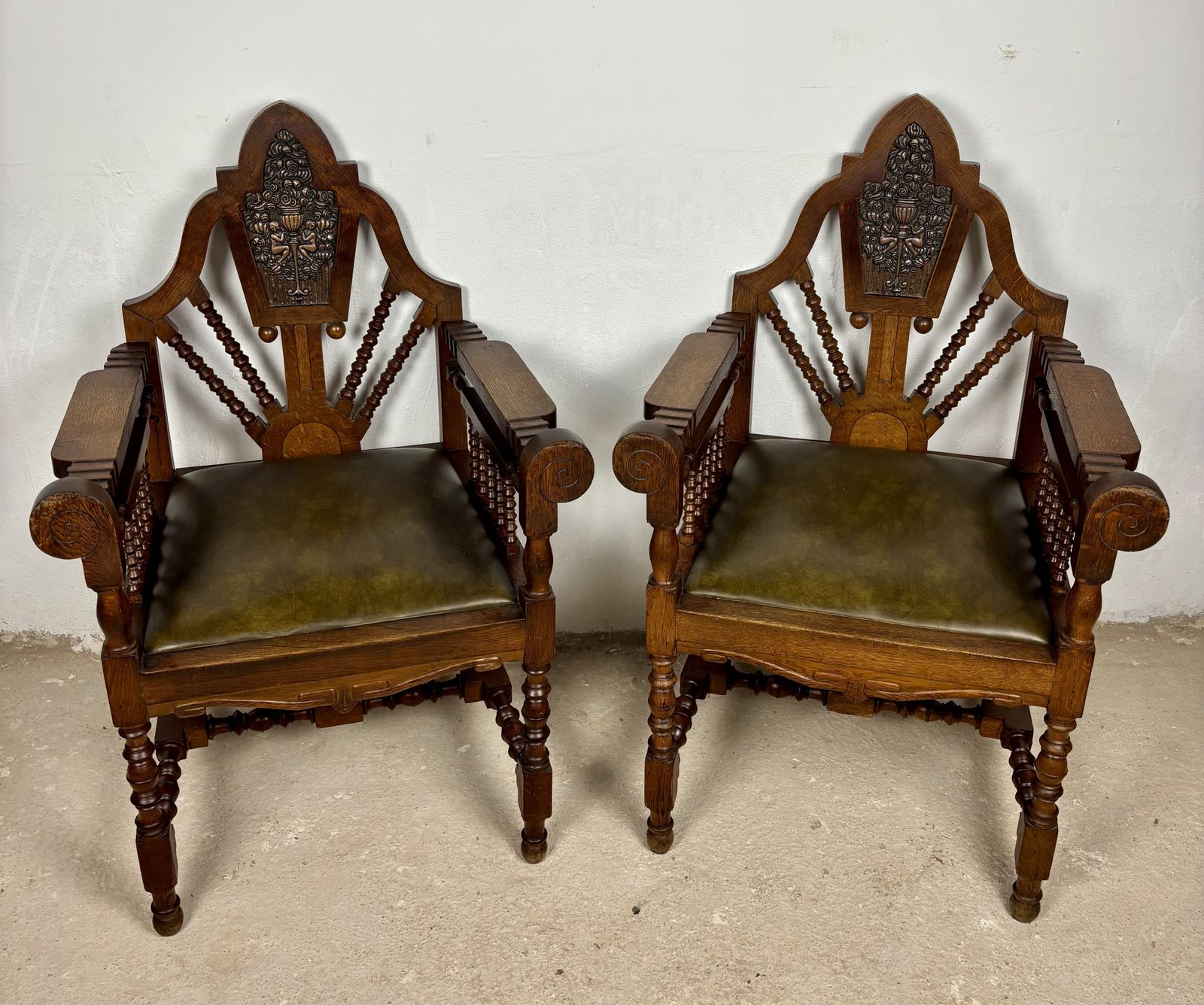 Paar Spaanse Revival Fauteuils met Gesneden Bekroning, begin 20e eeuw photo for sale