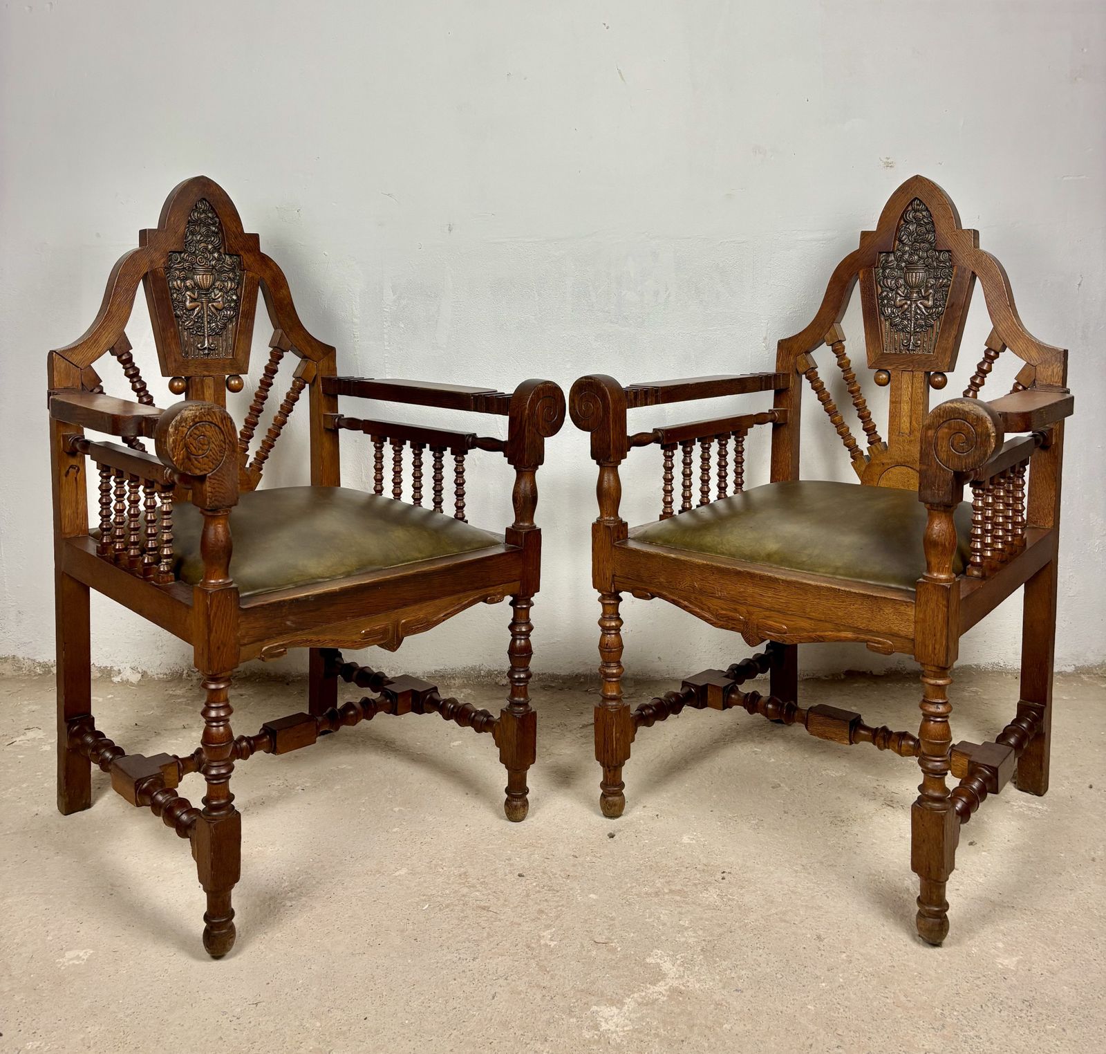 photo furniture Paar Spaanse Revival Fauteuils met Gesneden Bekroning, begin 20e eeuw