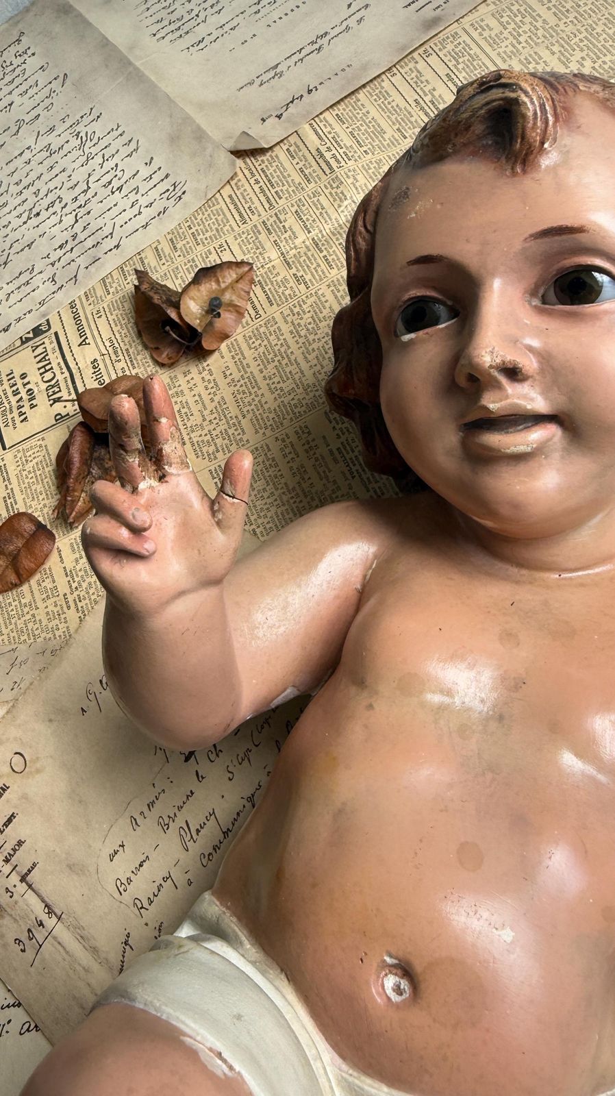 photo vinterior Large Antique Baby Jesus With Glass Eyes Spanish Creche Statue Plaster Infant Christ Figurine For Nativity Scene