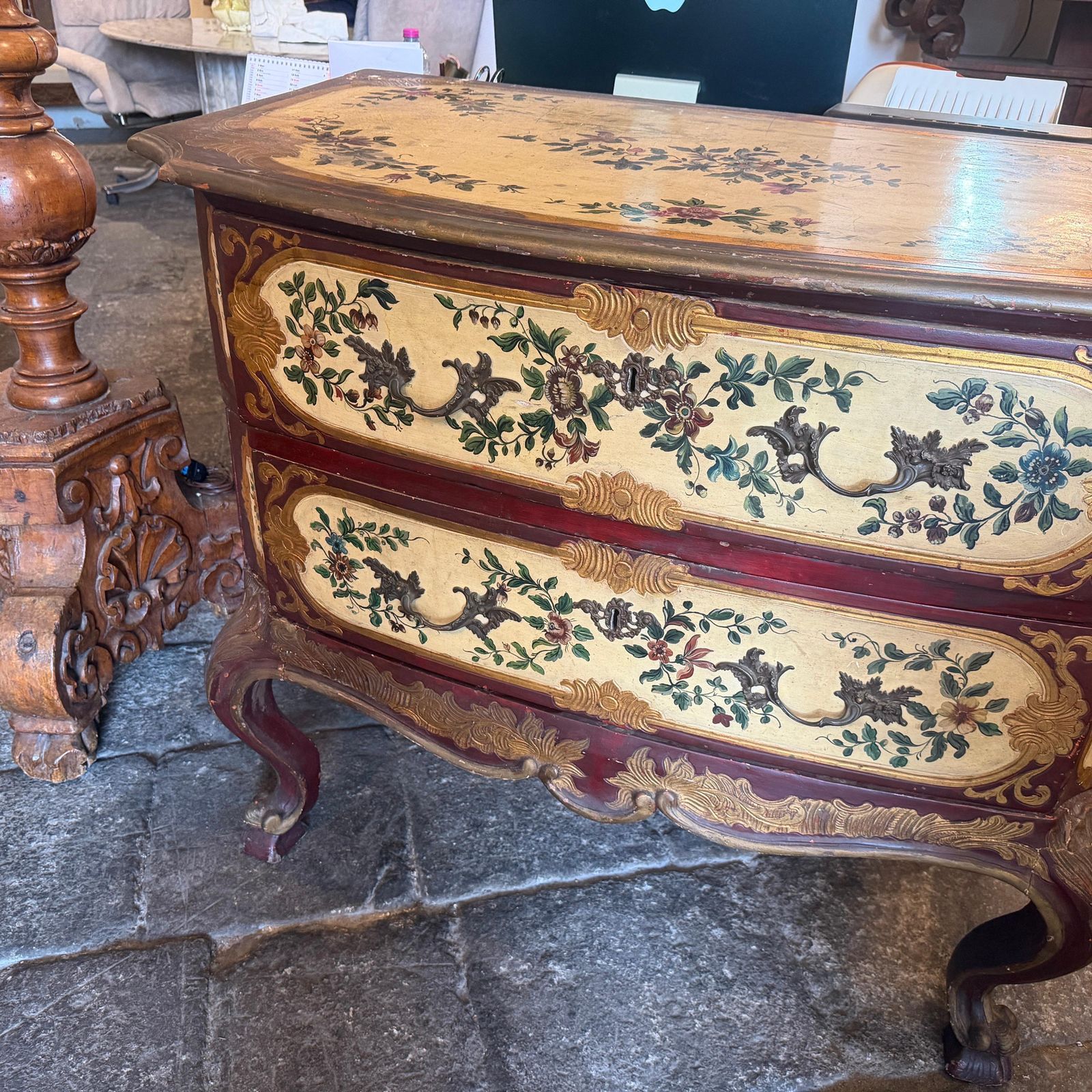 A Louis XV Lacquered Wood Venetian Commode In Original Condition photo Furniture