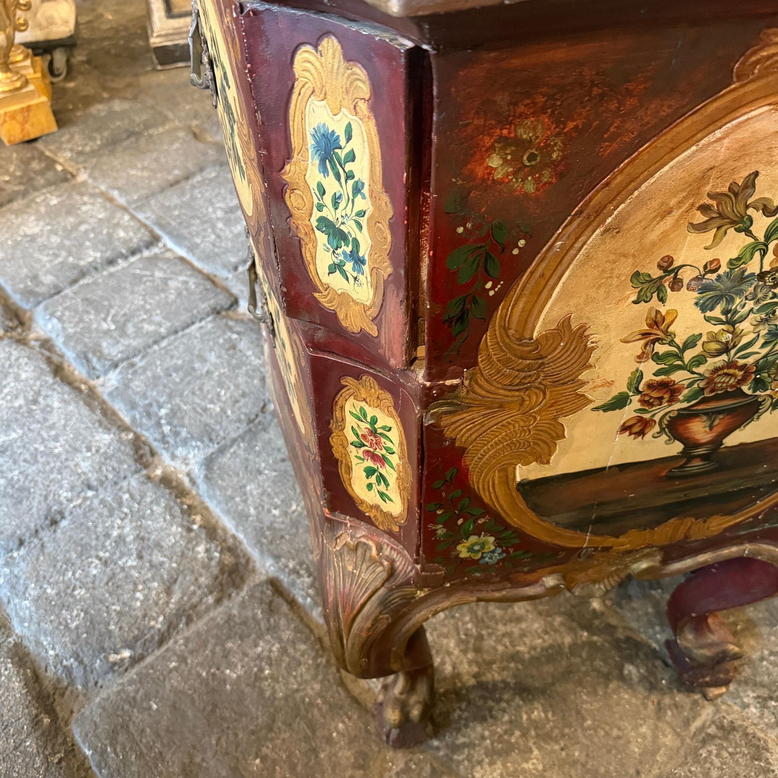 photo vintage A Louis XV Lacquered Wood Venetian Commode In Original Condition