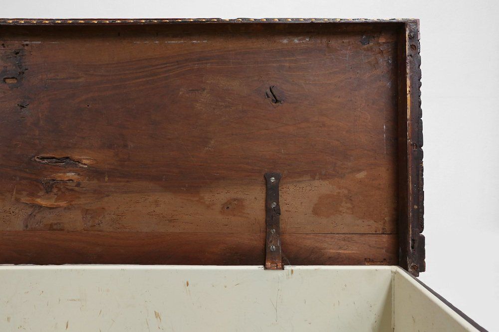 photo vinterior Venetian Carved And Polychroom Oak Chest