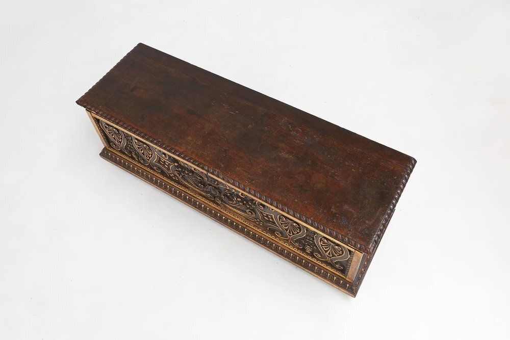 photo vintage Venetian Carved And Polychroom Oak Chest
